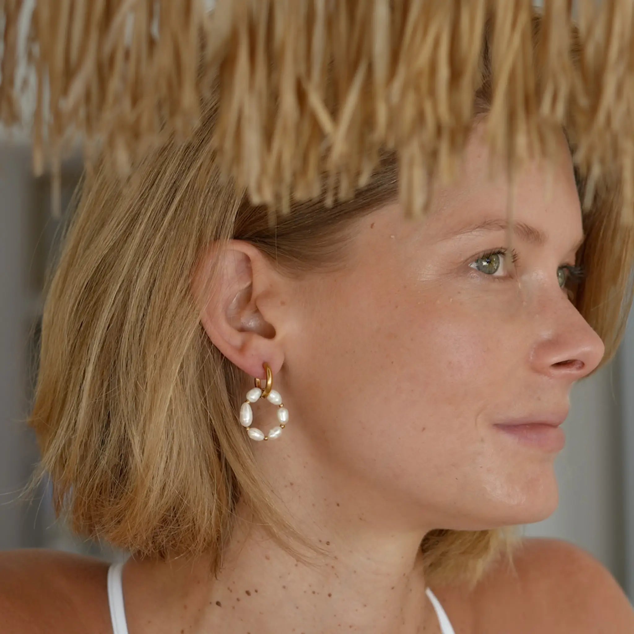 boucles d'oreille Pia faites à la main en perles d'eau douce et acier inoxydable à La Réunion en France par Maye-Mayé