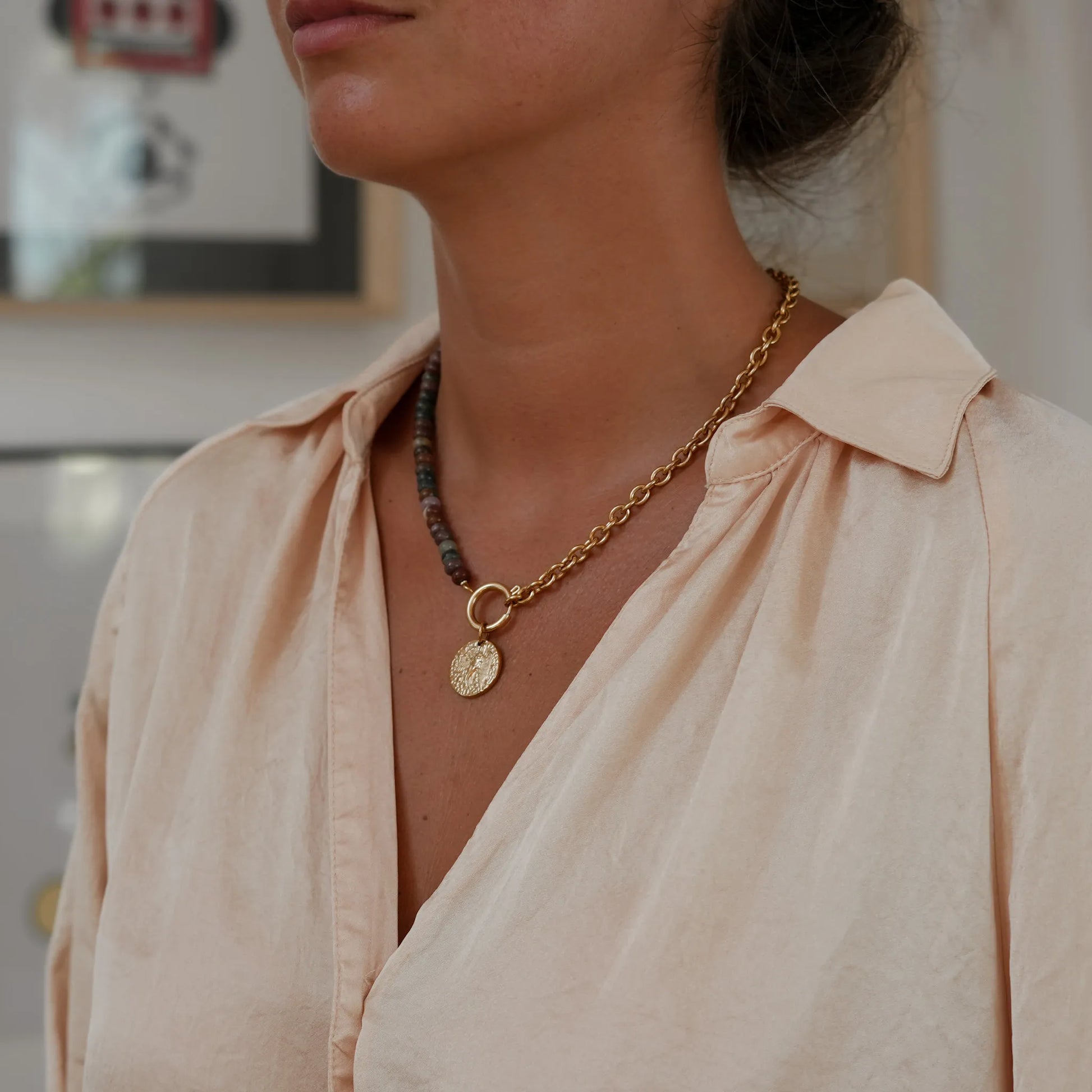 Collier Gabrielle en agate naturelle, pierre naturelle et acier inoxydable. Fait main à la Réunion en France Maye-Mayé