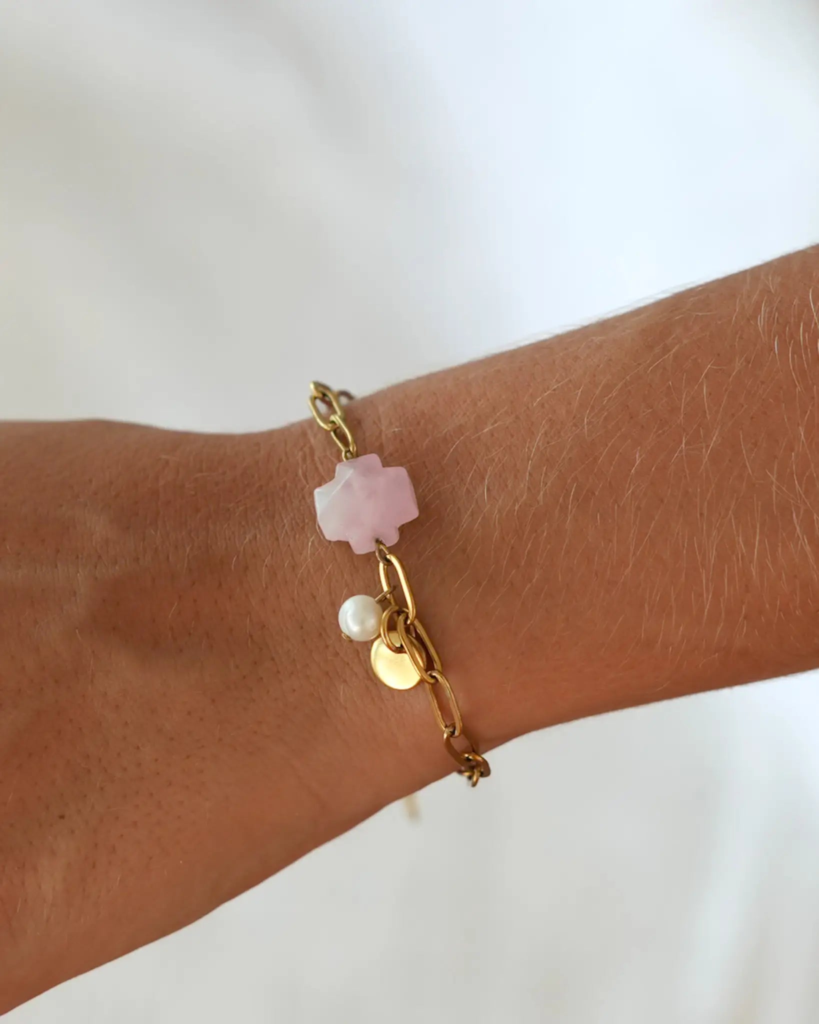 Bracelet Neela avec croix en quartz rose, perle d’eau douce et chaîne dorée, bijou en acier inoxydable fait main à La Réunion en France