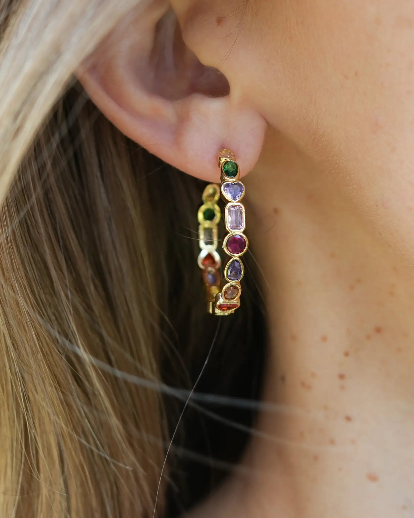 Boucles d'oreille créoles Diana en acier inoxydable et pierres zircons de la marque Maye-Mayé bijoux réunion