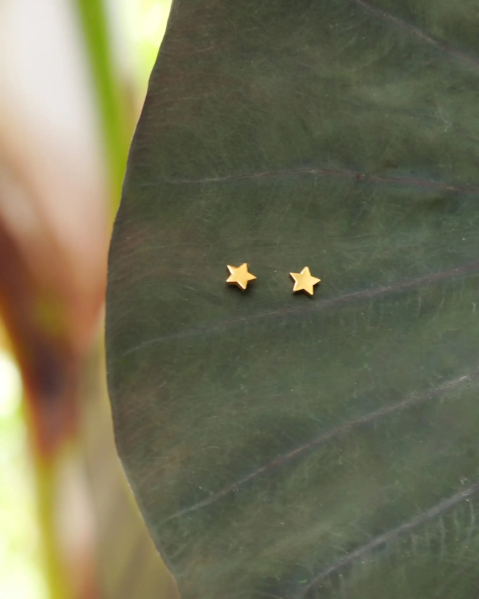 boucles d'oreille Maelys en forme d'étoiles minimalistes en acier inoxydable Maye-Mayé Réunion