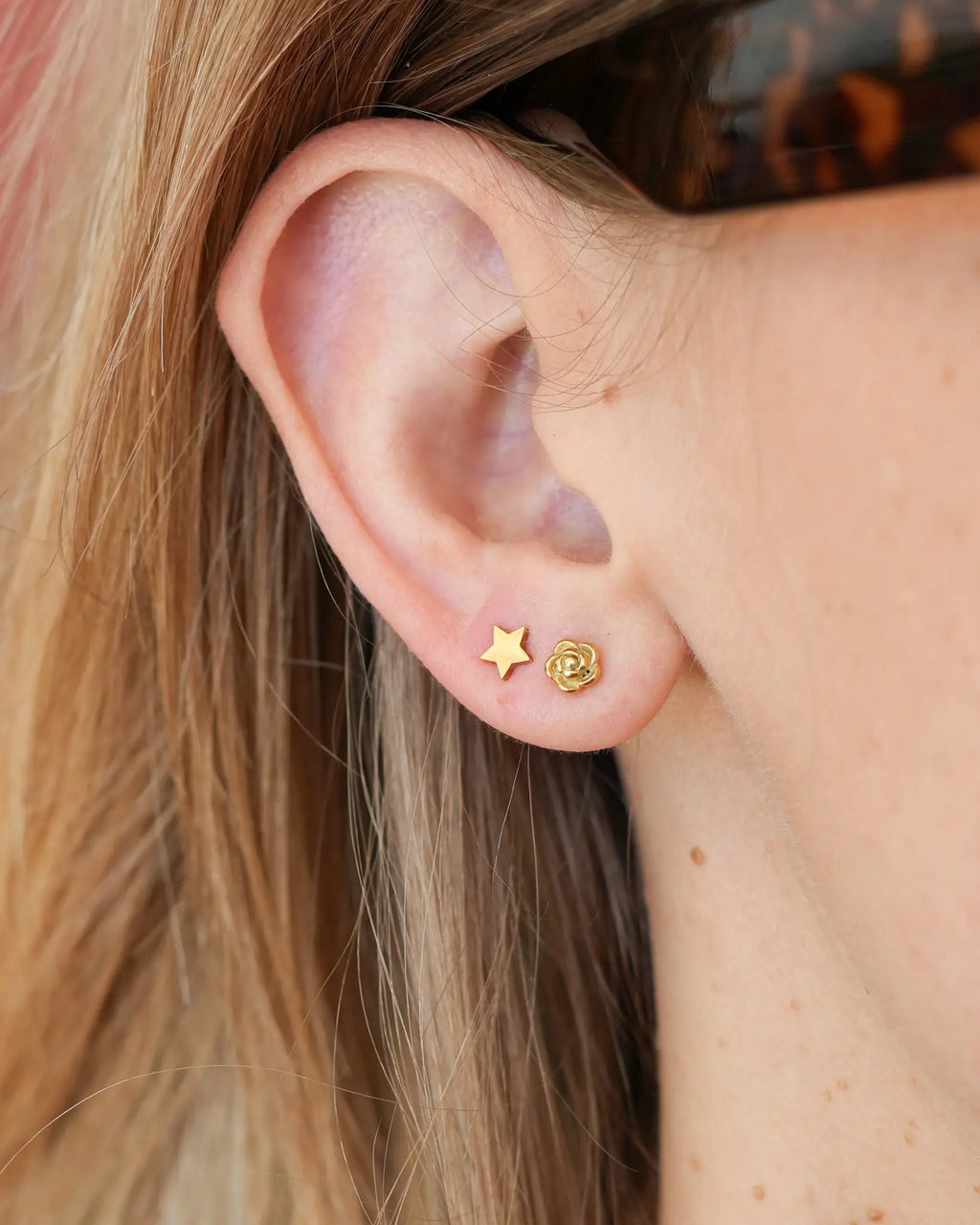 boucles d'oreille Maelys en forme d'étoiles minimalistes en acier inoxydable Maye-Mayé Réunion