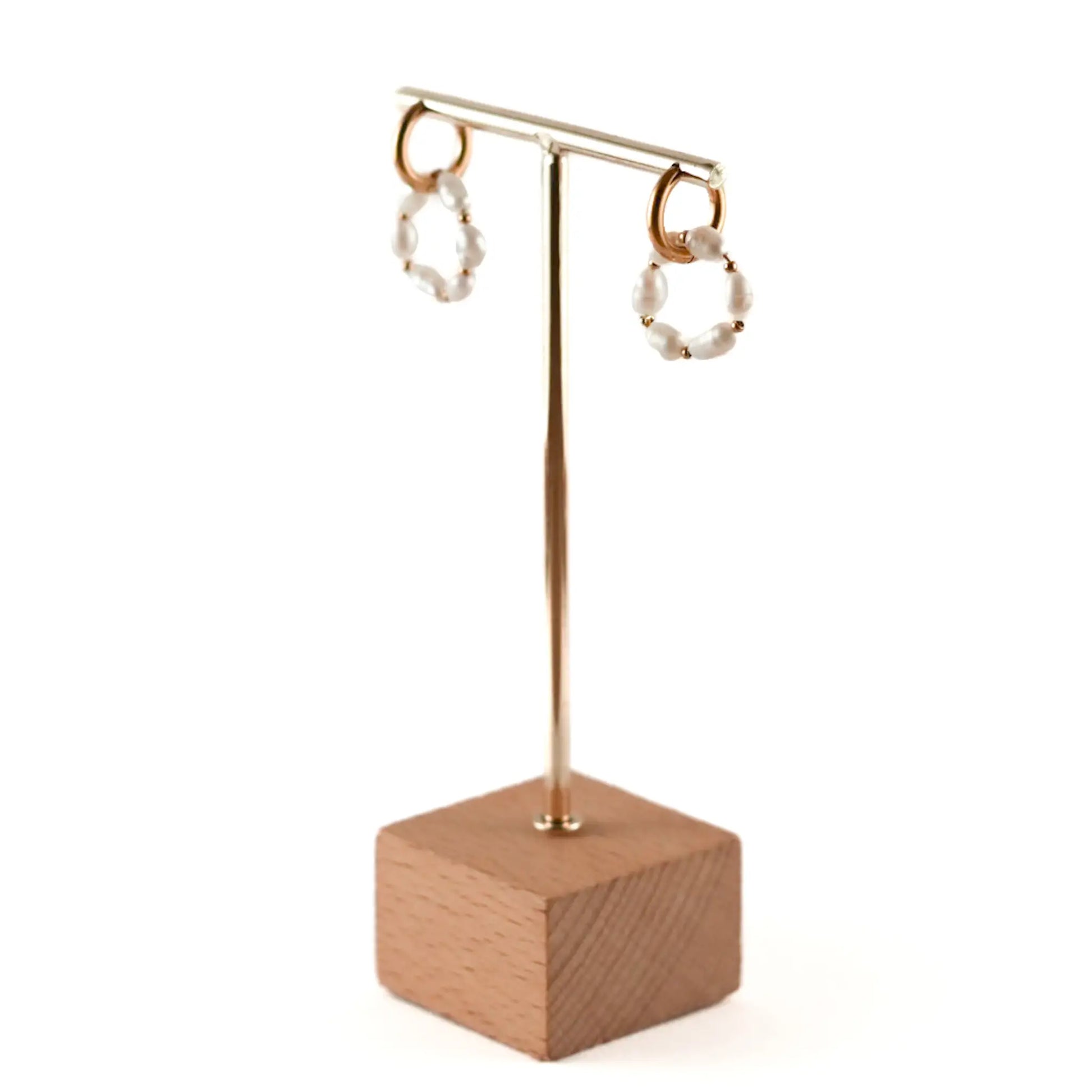 boucles d'oreille Pia faites à la main en perles d'eau douce et acier inoxydable à La Réunion en France par Maye-Mayé