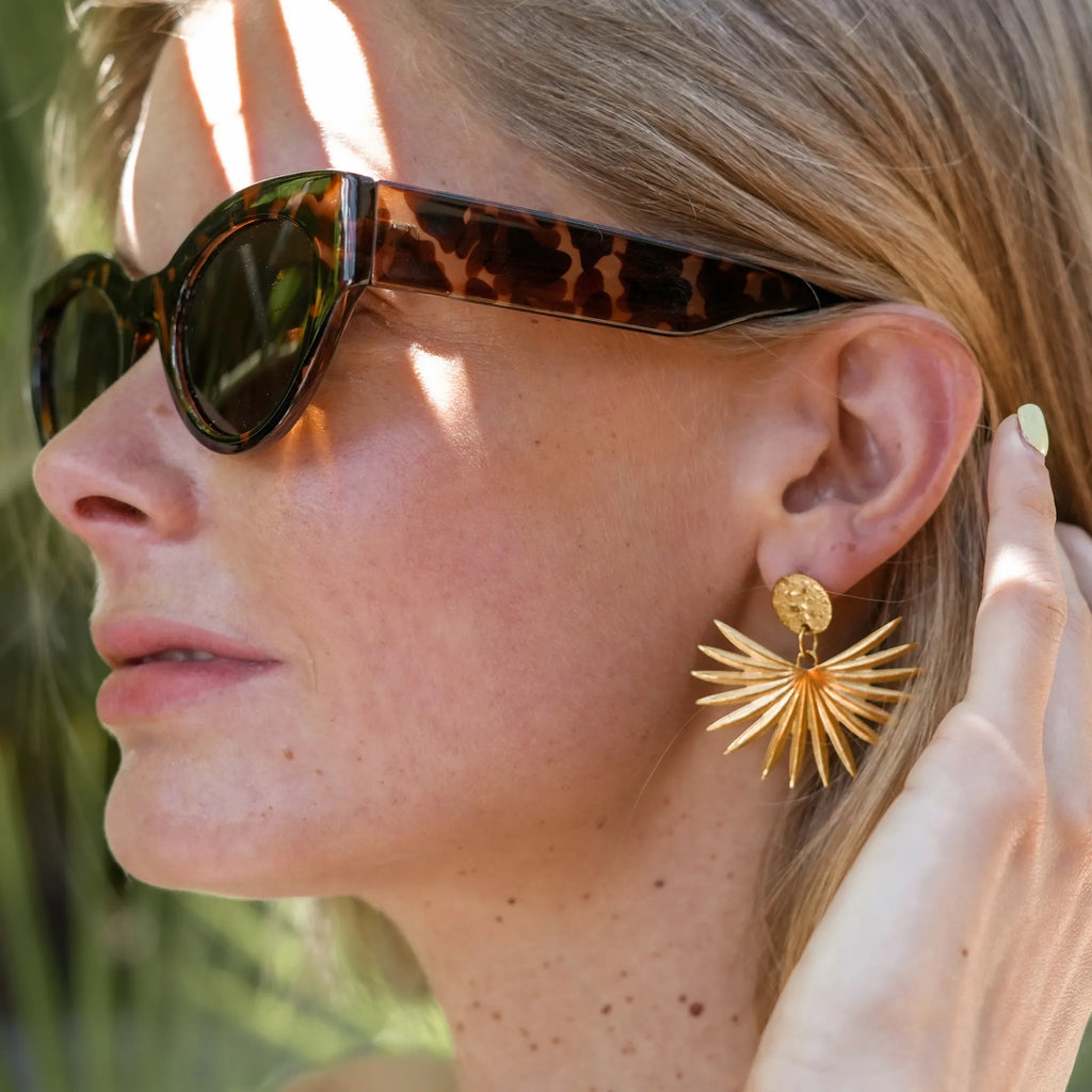 Boucles d'oreille Tara acier inoxydable doré feuille tropicale Maye-Mayé bijou fait main