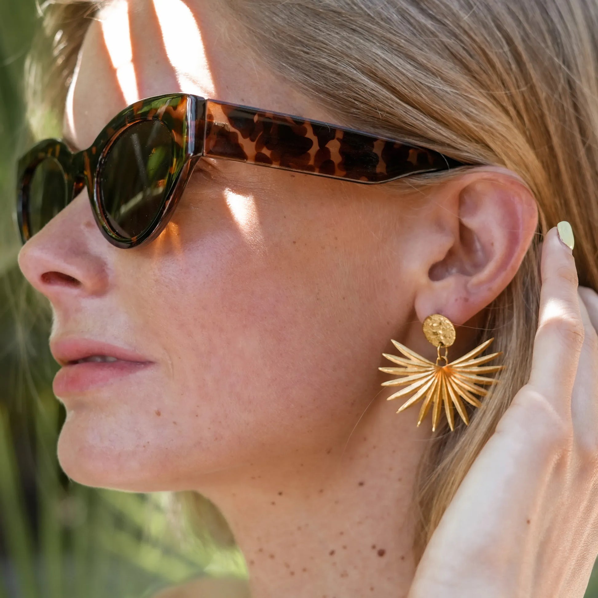 Boucles d'oreille Tara acier inoxydable doré feuille tropicale Maye-Mayé bijou fait main