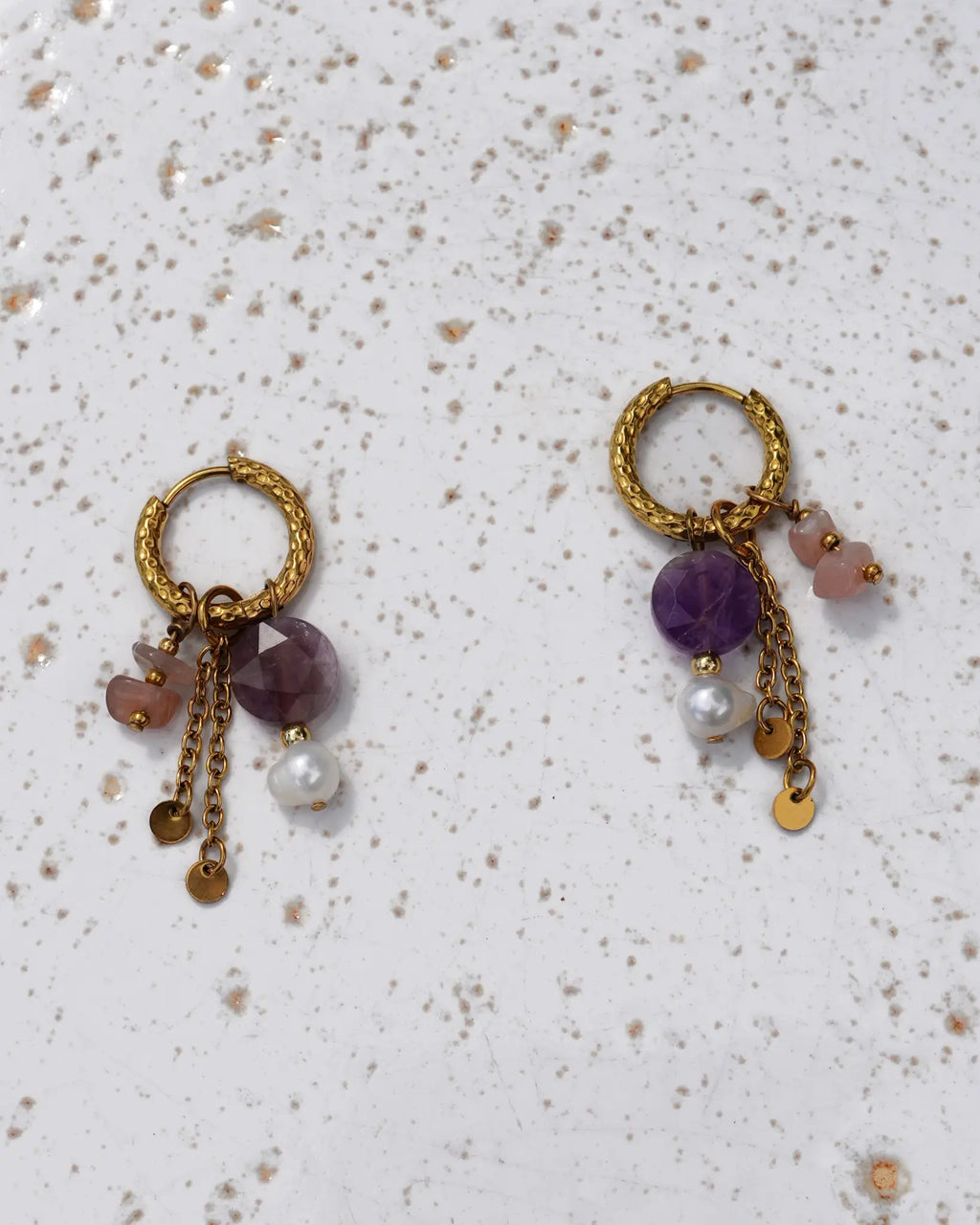 boucles d'oreille Violette améthyste, pierres de soleil, perle d'eau douce, acier inoxyable fait main par Maye-Mayé bijoux Réunion