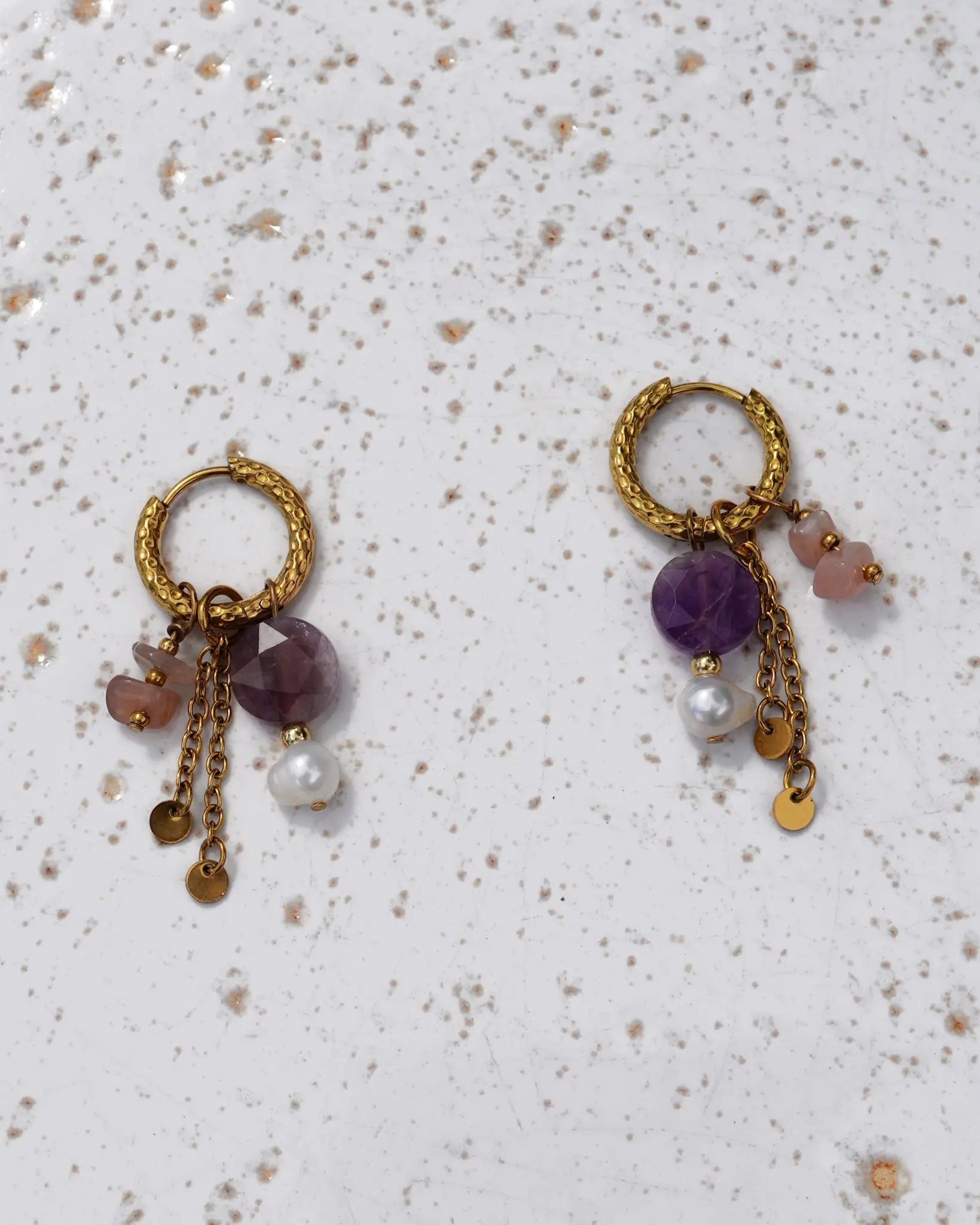 boucles d'oreille Violette améthyste, pierres de soleil, perle d'eau douce, acier inoxyable fait main par Maye-Mayé bijoux Réunion