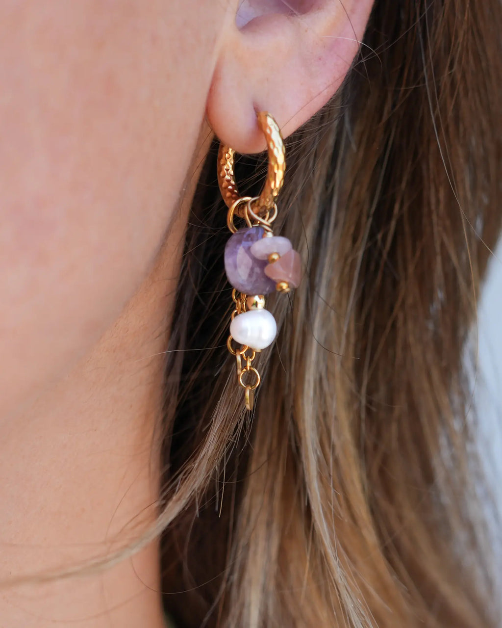 boucles d'oreille Violette améthyste, pierres de soleil, perle d'eau douce, acier inoxyable fait main par Maye-Mayé bijoux Réunion