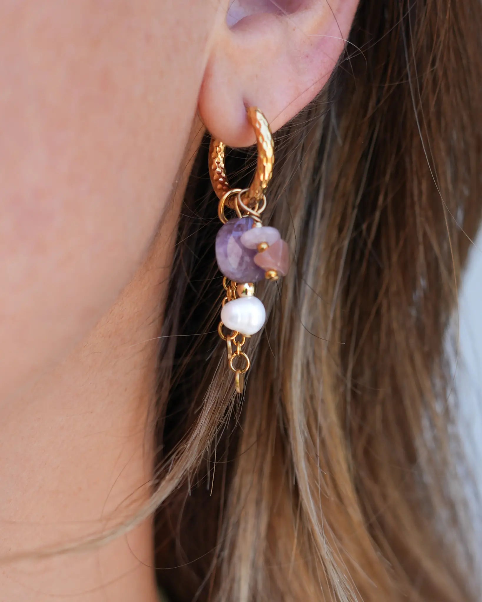 boucles d'oreille Violette améthyste, pierres de soleil, perle d'eau douce, acier inoxyable fait main par Maye-Mayé bijoux Réunion