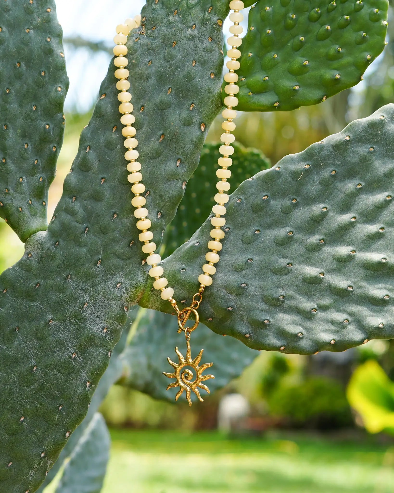 Collier Elisa en jade jaune et acier inoxydable bijou fait main à La Réunion par Maye-Mayé