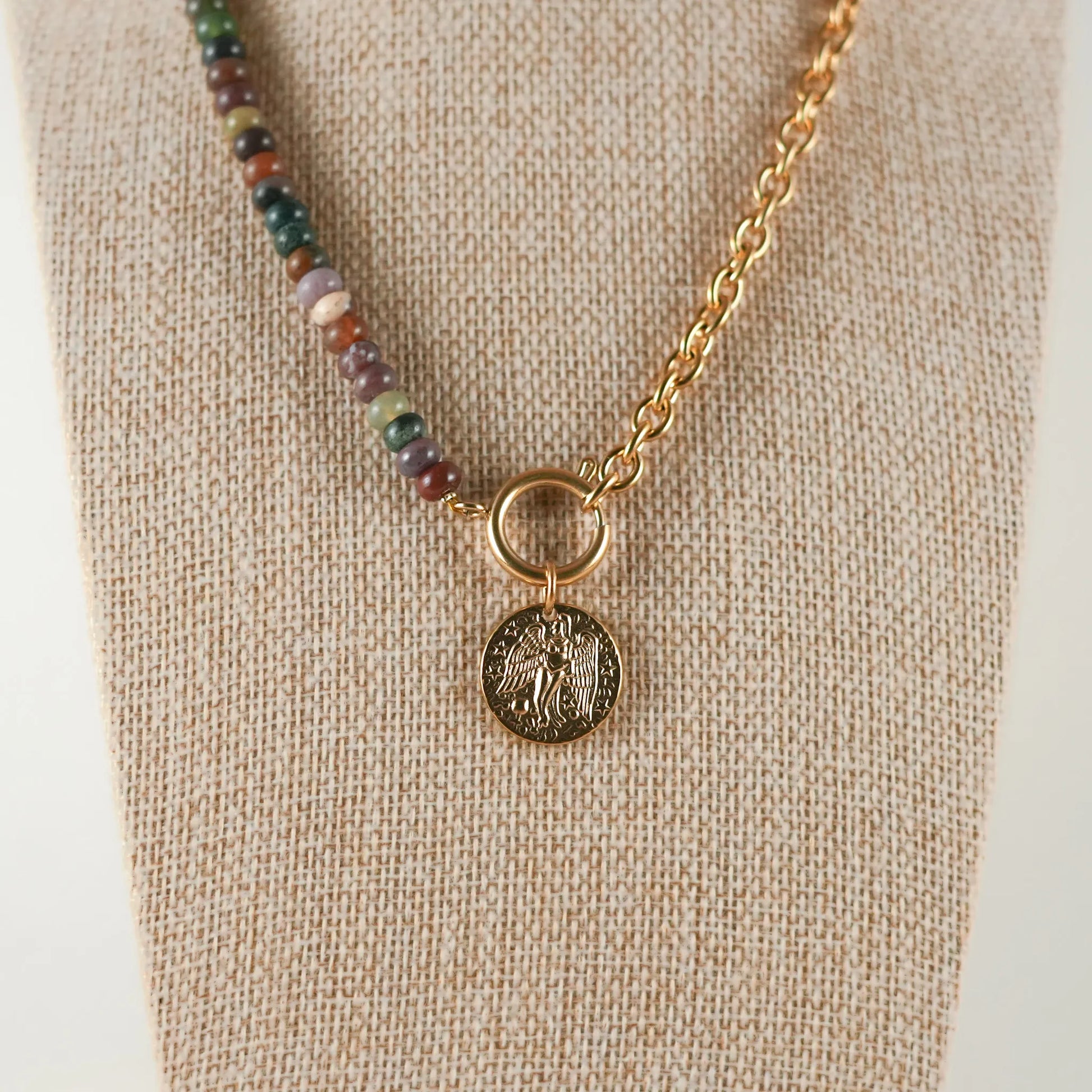 Collier Gabrielle en agate naturelle, pierre naturelle et acier inoxydable. Pendentif ange. Fait main à la Réunion en France Maye-Mayé 