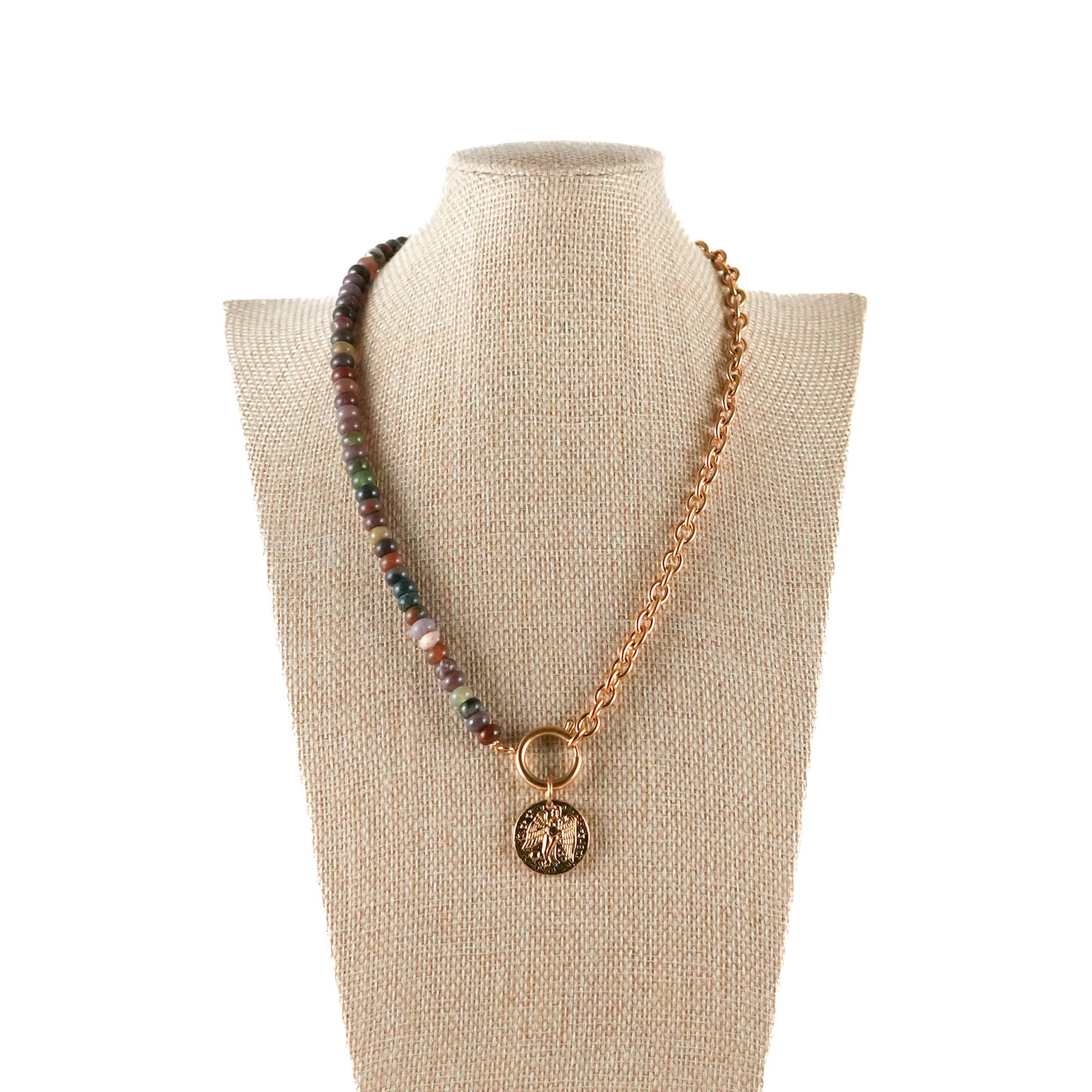 Collier Gabrielle en agate naturelle, pierre naturelle et acier inoxydable. Pendentif ange. Fait main à la Réunion en France Maye-Mayé