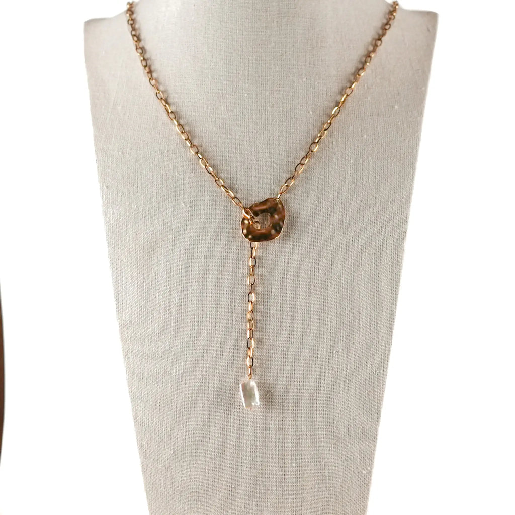 Collier Jeanne pour décolleté en acier inoxydable et perle d'eau douce, fait main à la Réunion en France
