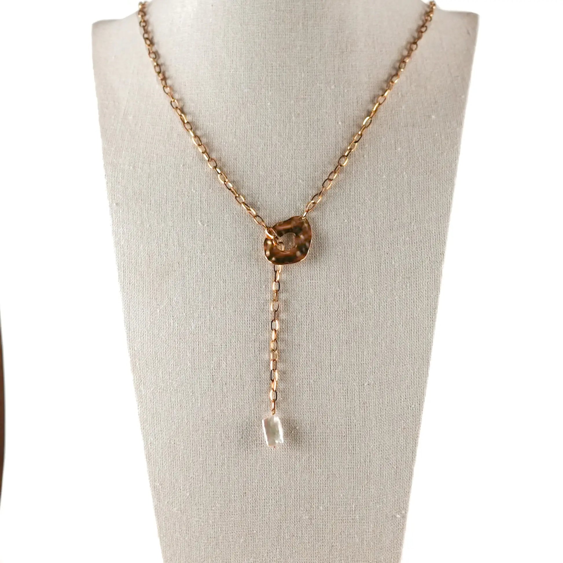 Collier Jeanne pour décolleté en acier inoxydable et perle d'eau douce, fait main à la Réunion en France