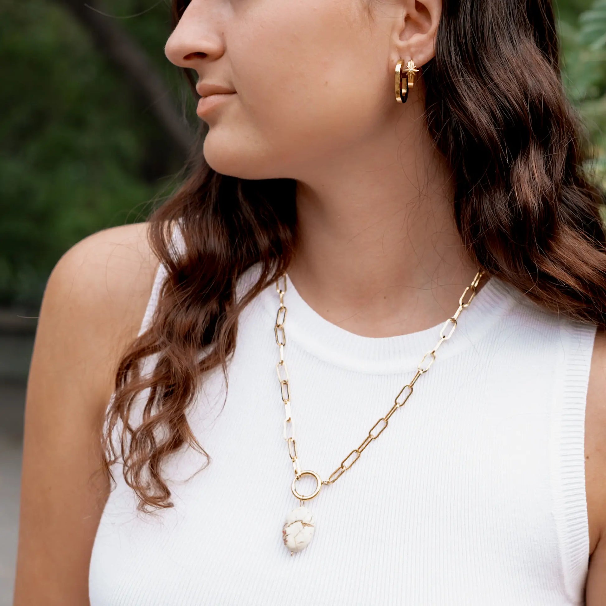 Collier Nina en magnésite naturelle et acier inoxydable. Collier fait main à La Réunion en France
