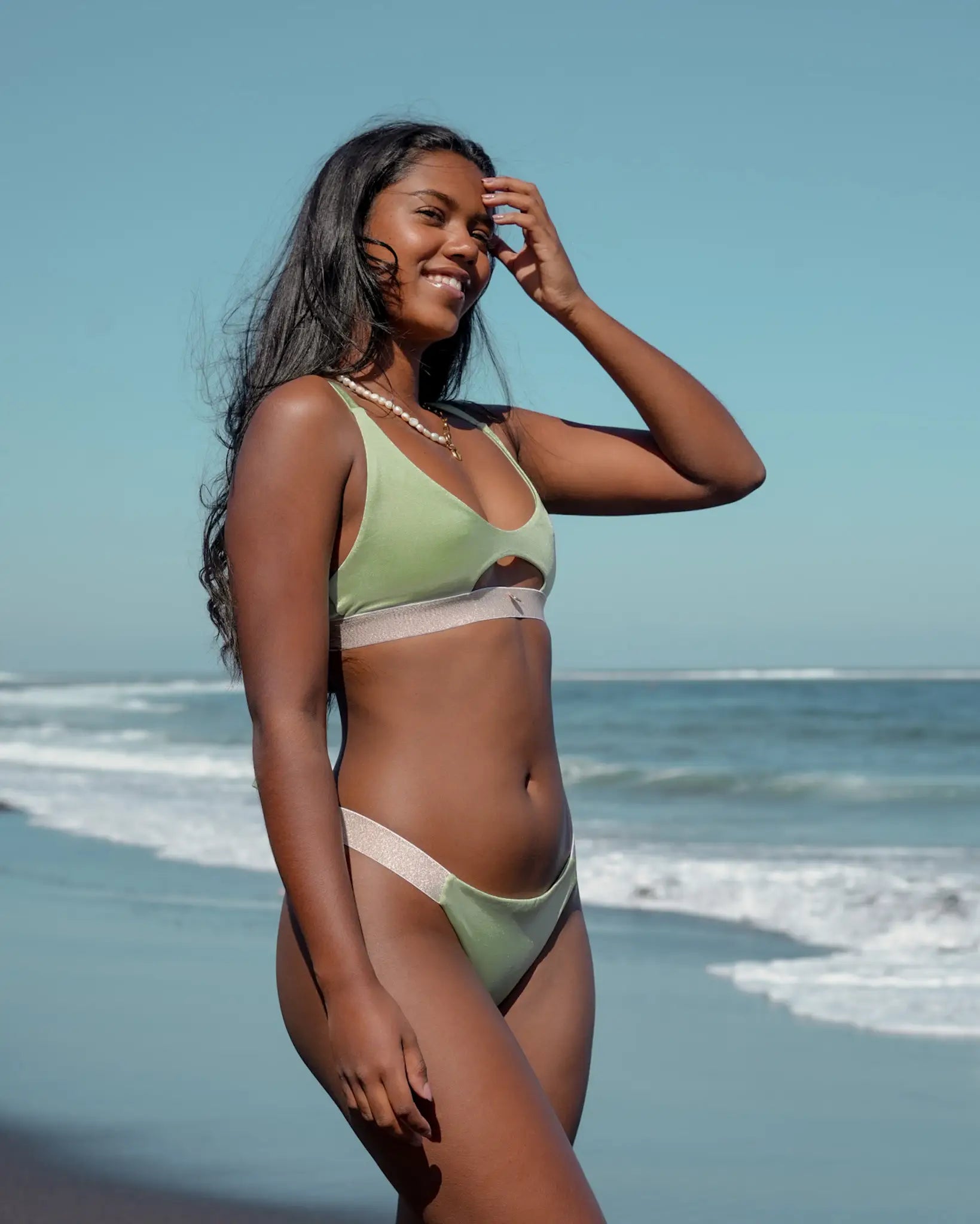 Maillot de bain vert sportif à paillettes, marque française, échancré