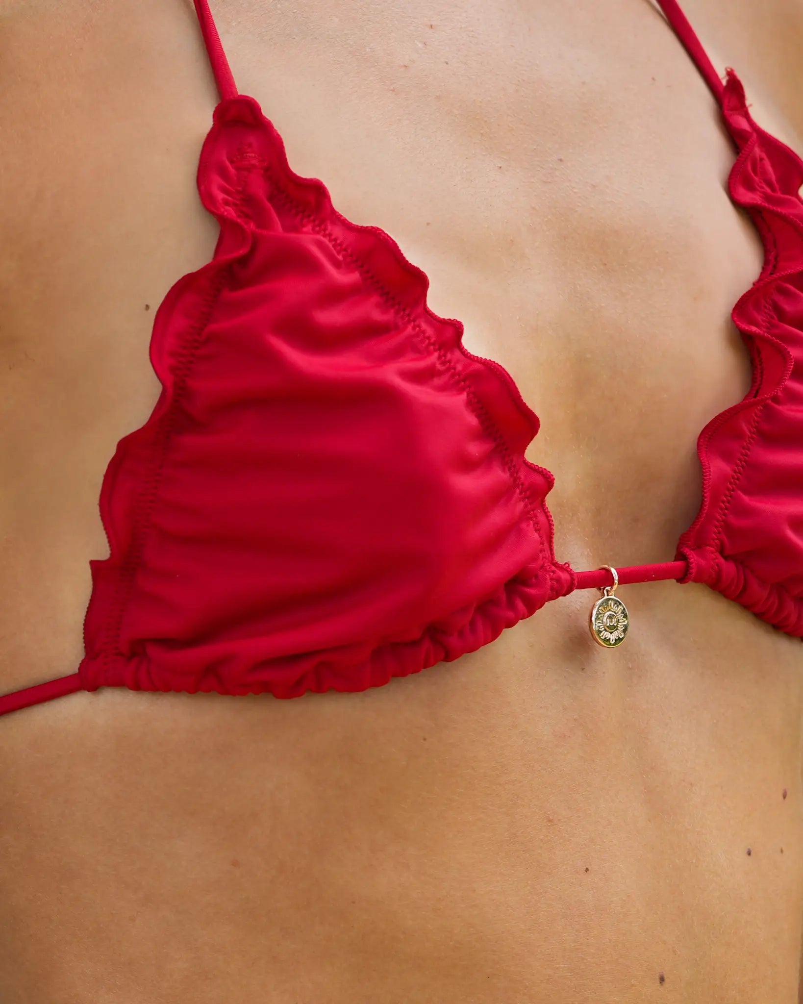 maillot de bain rouge pandora à froufrous volants échancré marque francaise marque réunionnaise maye-mayé