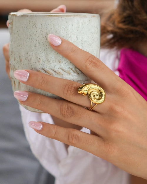 Bague Ambre dorée en forme de coquillage enroulé, bijou ajustable en acier inoxydable de la marque réunionnaise Maye-Mayé en France