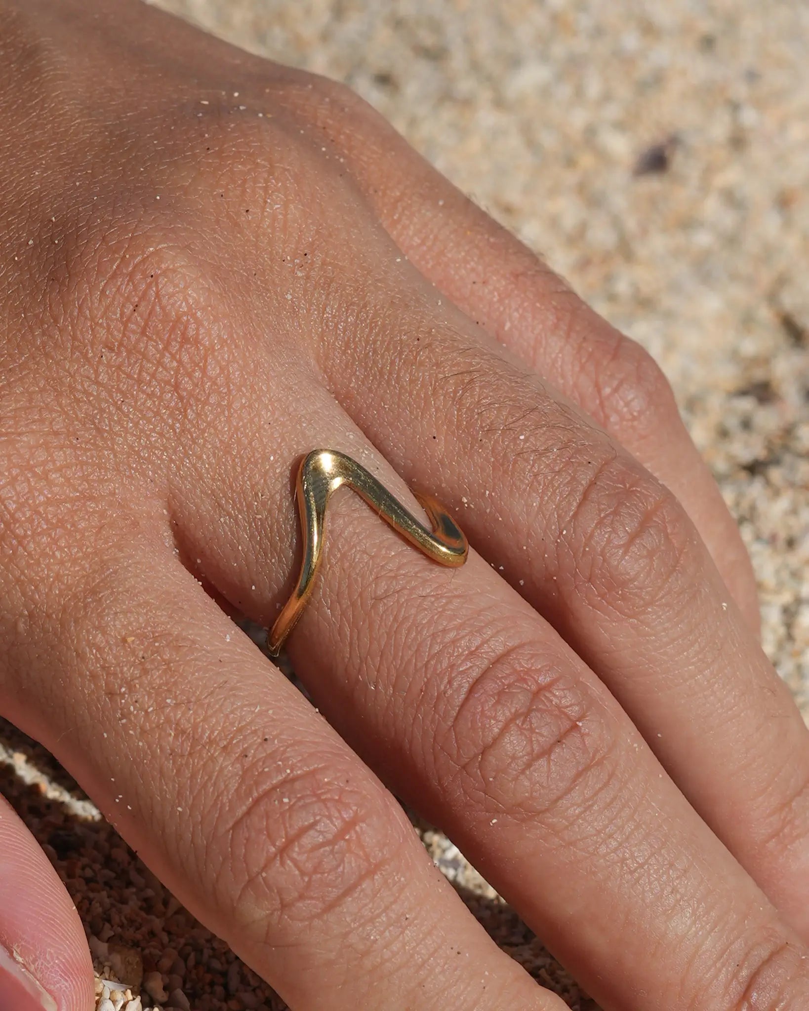 bague Aurore ondulation vague dorée en acier inoxydable de Maye-Mayé marque réunionnaise de bijoux