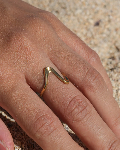 bague Aurore ondulation vague dorée en acier inoxydable de Maye-Mayé marque réunionnaise de bijoux