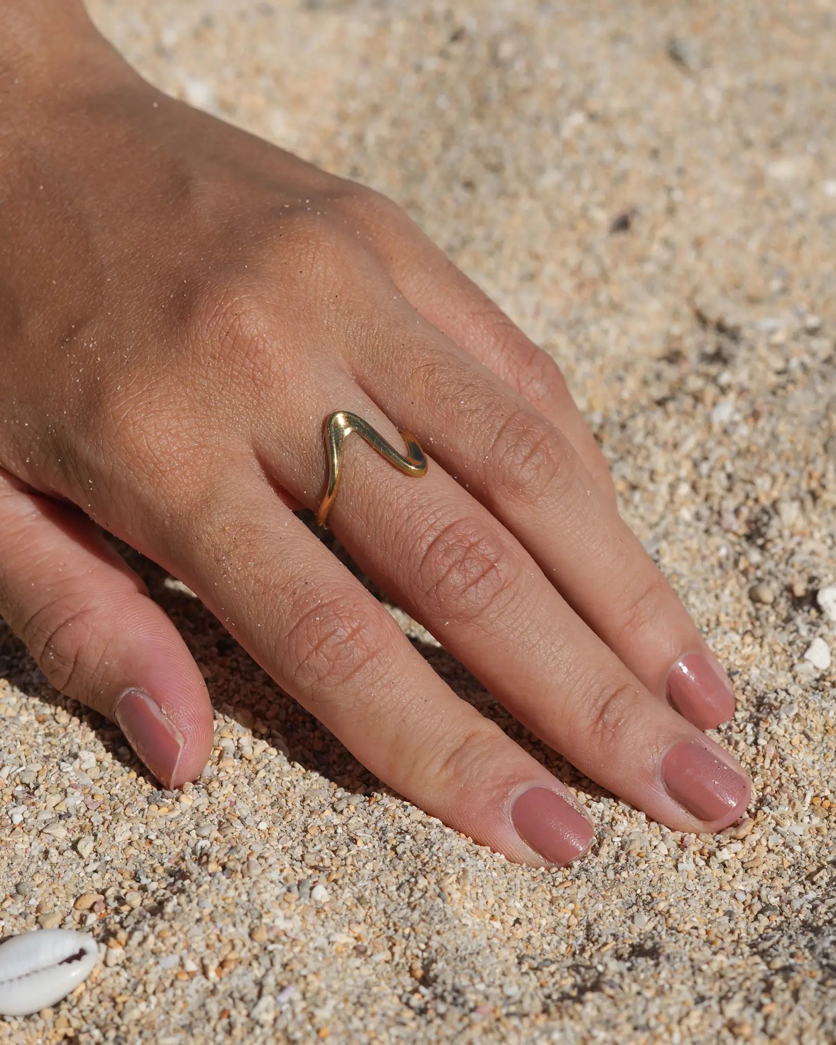 bague Aurore ondulation vague dorée en acier inoxydable de Maye-Mayé marque réunionnaise de bijoux