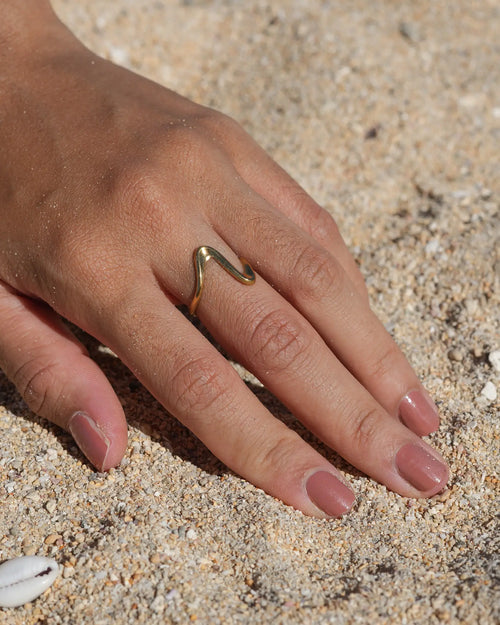 bague Aurore ondulation vague dorée en acier inoxydable de Maye-Mayé marque réunionnaise de bijoux