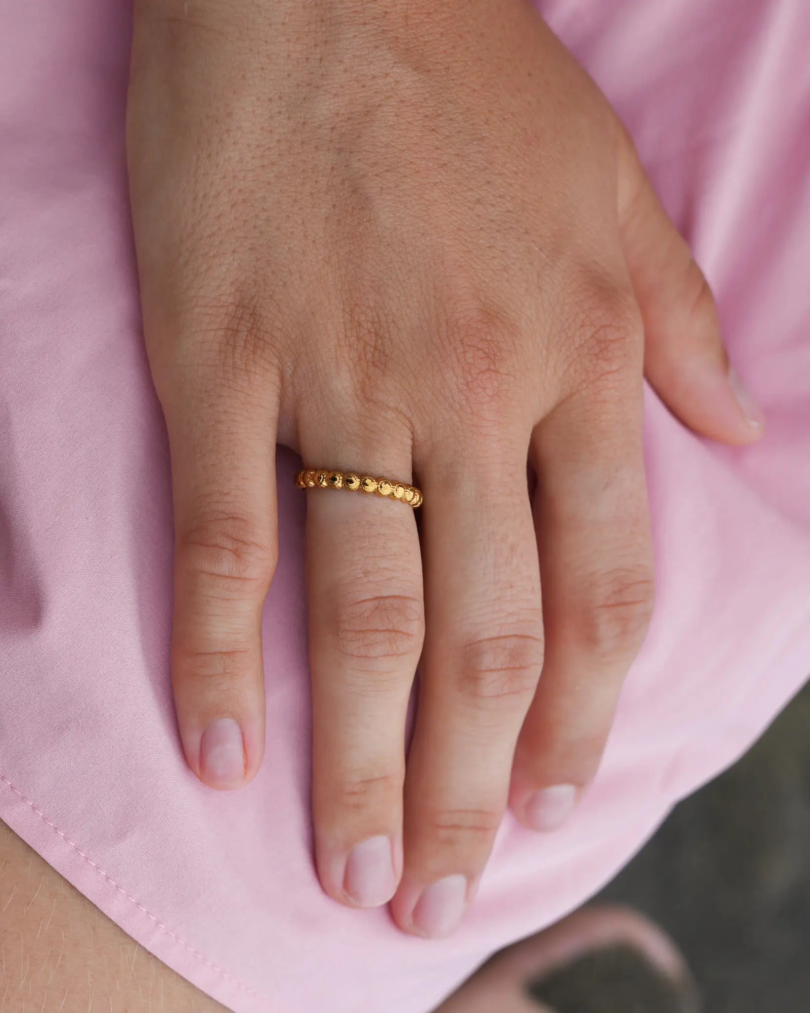 Bague Louna à fleurs minimaliste en acier inoxydable doré de la marque de bijoux Maye-Mayé à La Réunion