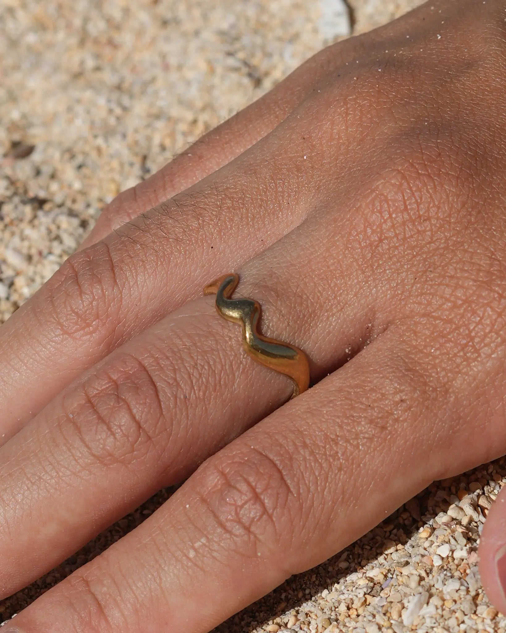 bague Lyana ondulée vague en acier inoxydable Maye-Mayé marque réunionnaise de bijoux