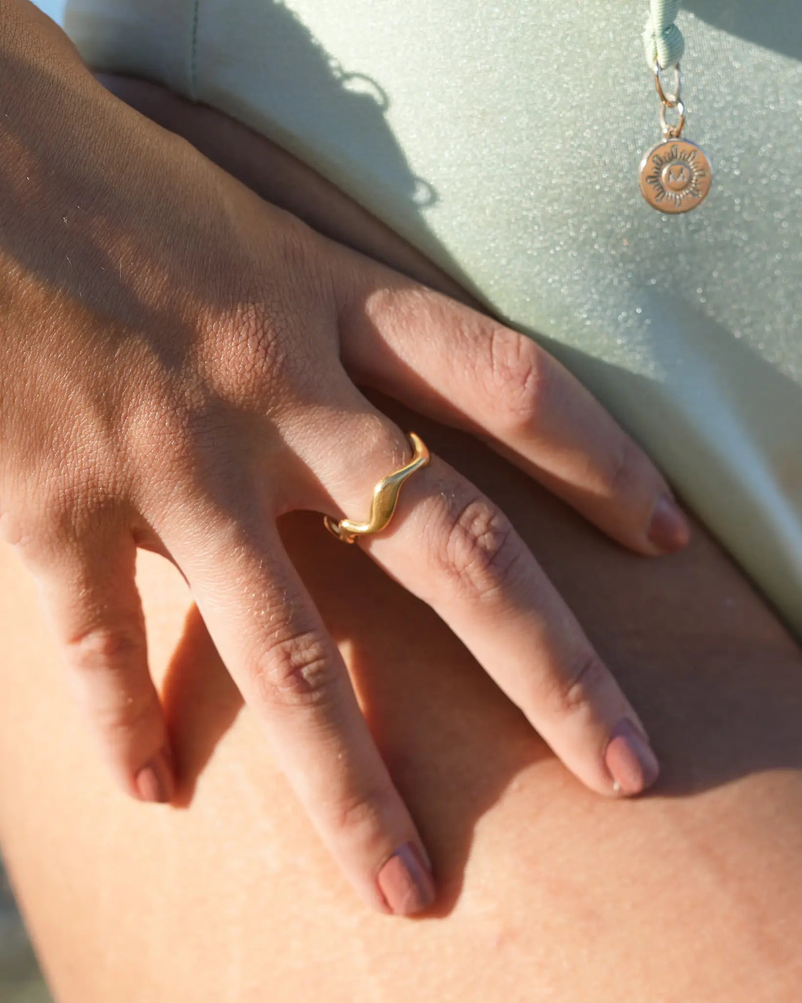 bague Lyana ondulée vague en acier inoxydable Maye-Mayé marque réunionnaise de bijoux