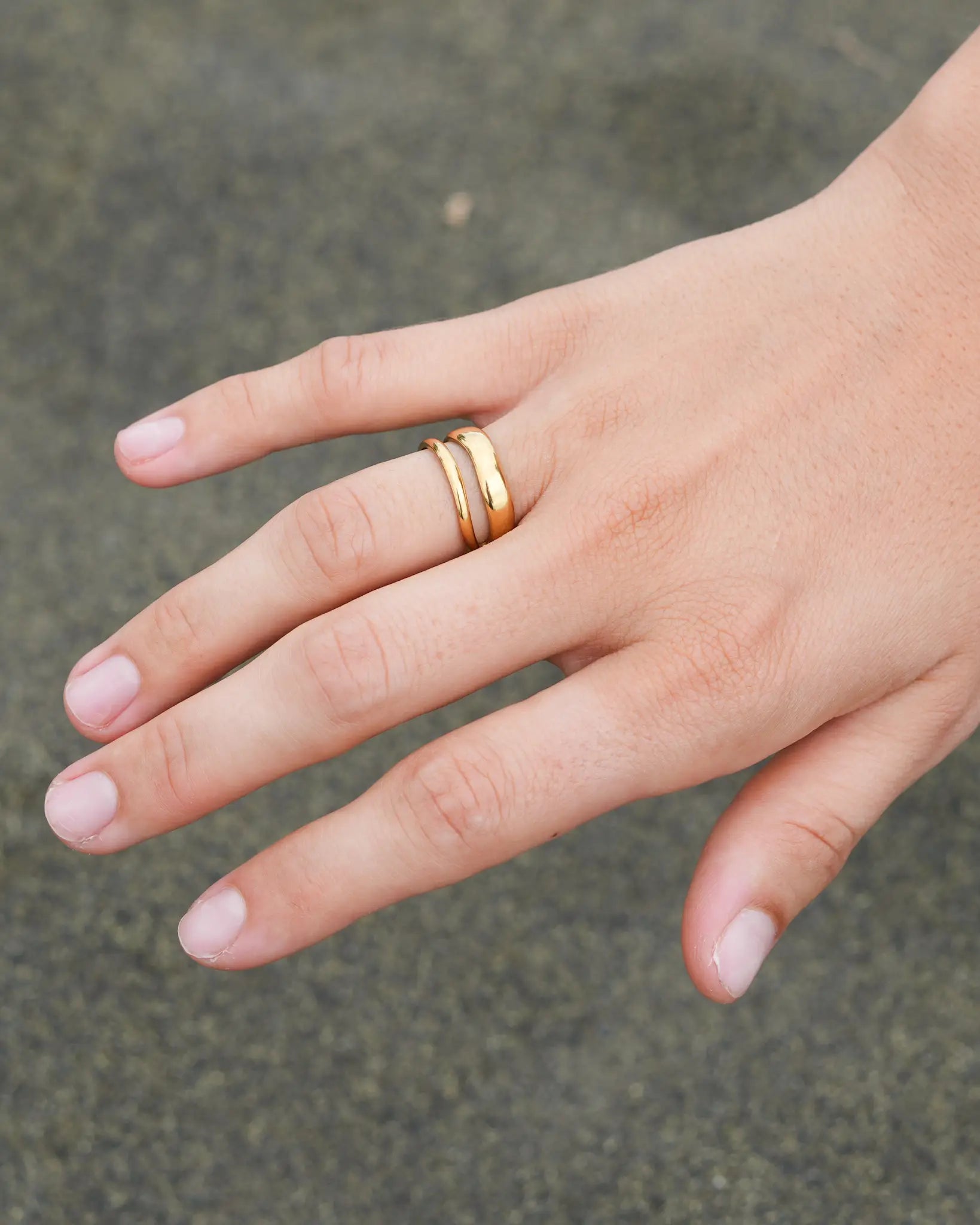 bague Noa double et ondulée en acier inoxydable de la marque Maye-Mayé à la Réunion