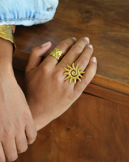 Bague Soleia avec soleil texturé doré en acier inoxydable plaqué or, bijou ajustable de la marque Maye-Mayé à La Réunion en France