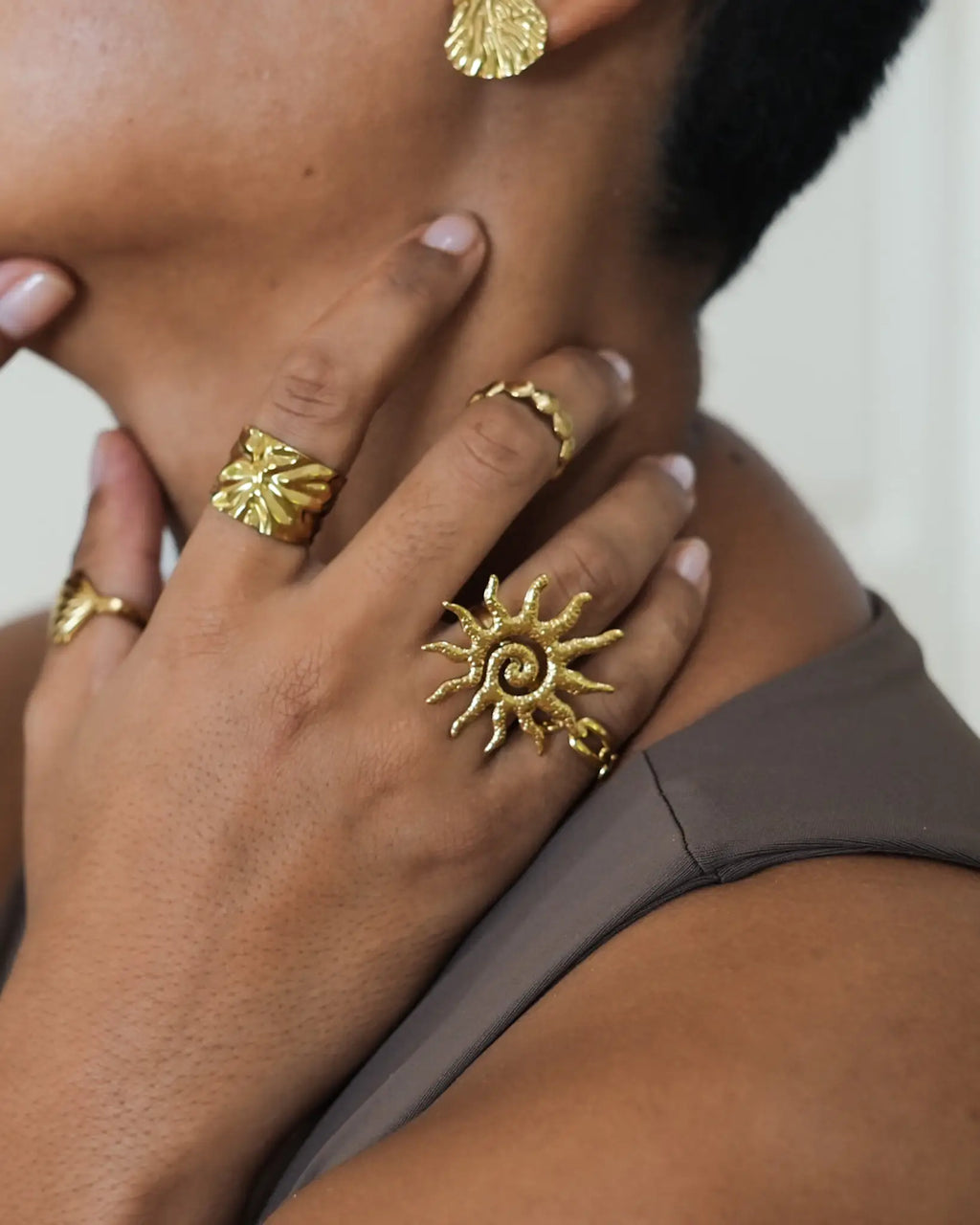 Bague Soleia avec soleil texturé doré en acier inoxydable plaqué or, bijou ajustable de la marque Maye-Mayé à La Réunion en France