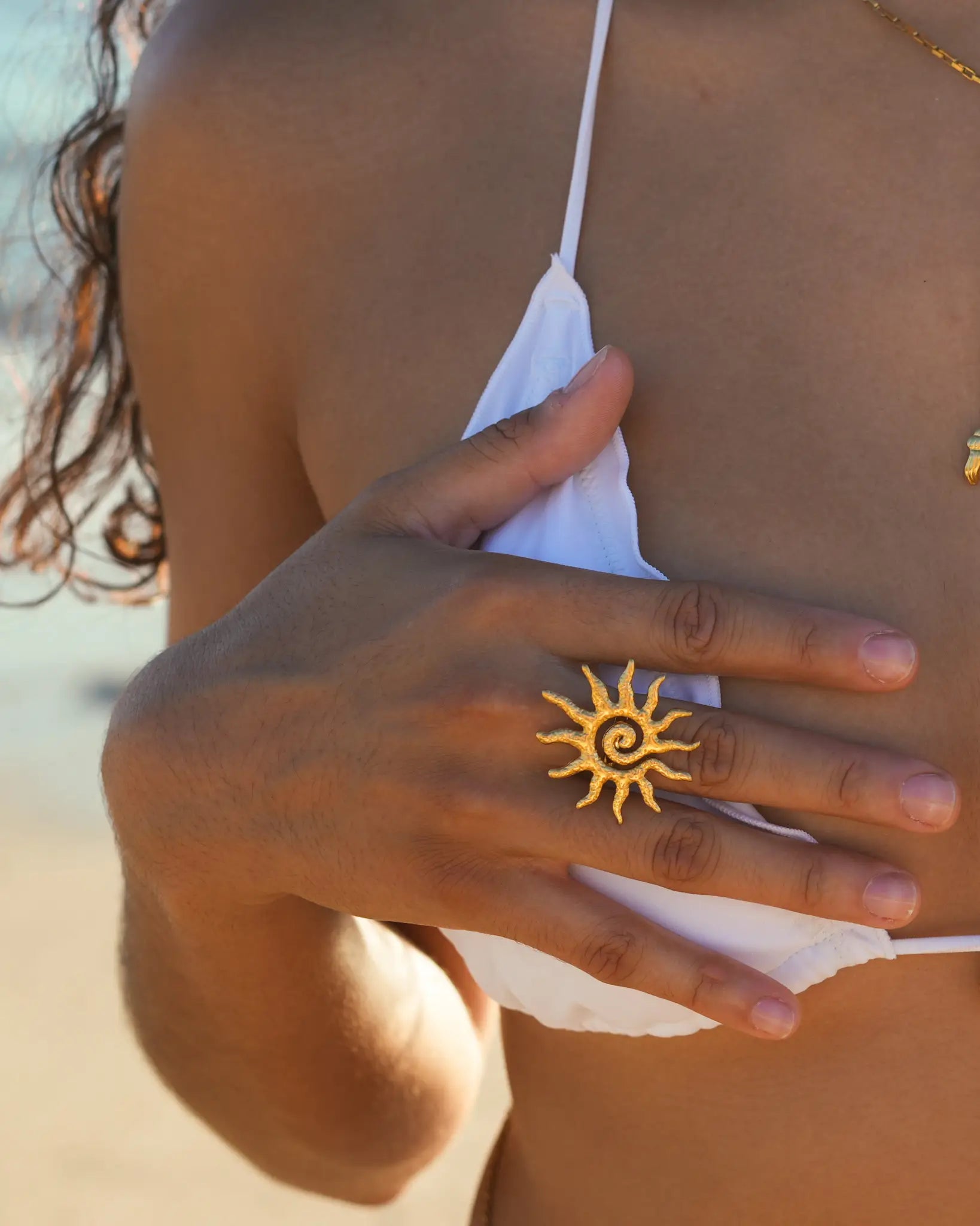 Bague Soleia avec soleil texturé doré en acier inoxydable plaqué or, bijou ajustable de la marque Maye-Mayé à La Réunion en France