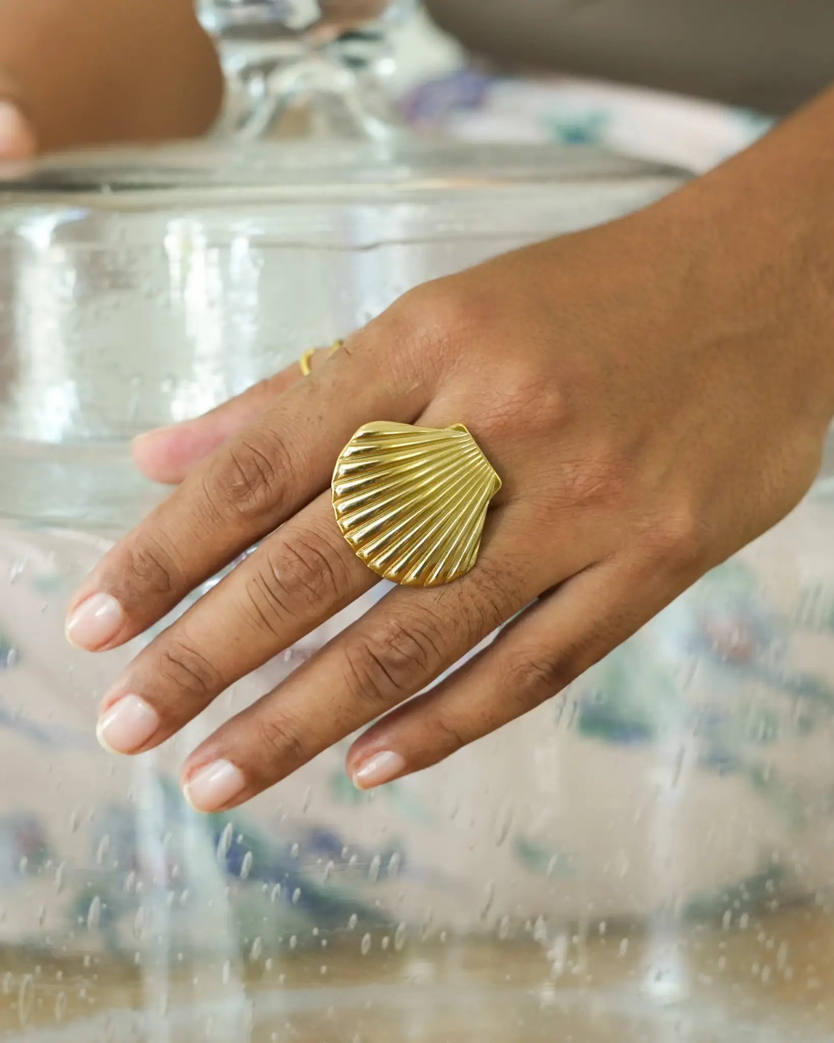 Bague Summer avec gros coquillage doré en acier inoxydable, bijou ajustable estival de Maye-Mayé à La Réunion en France