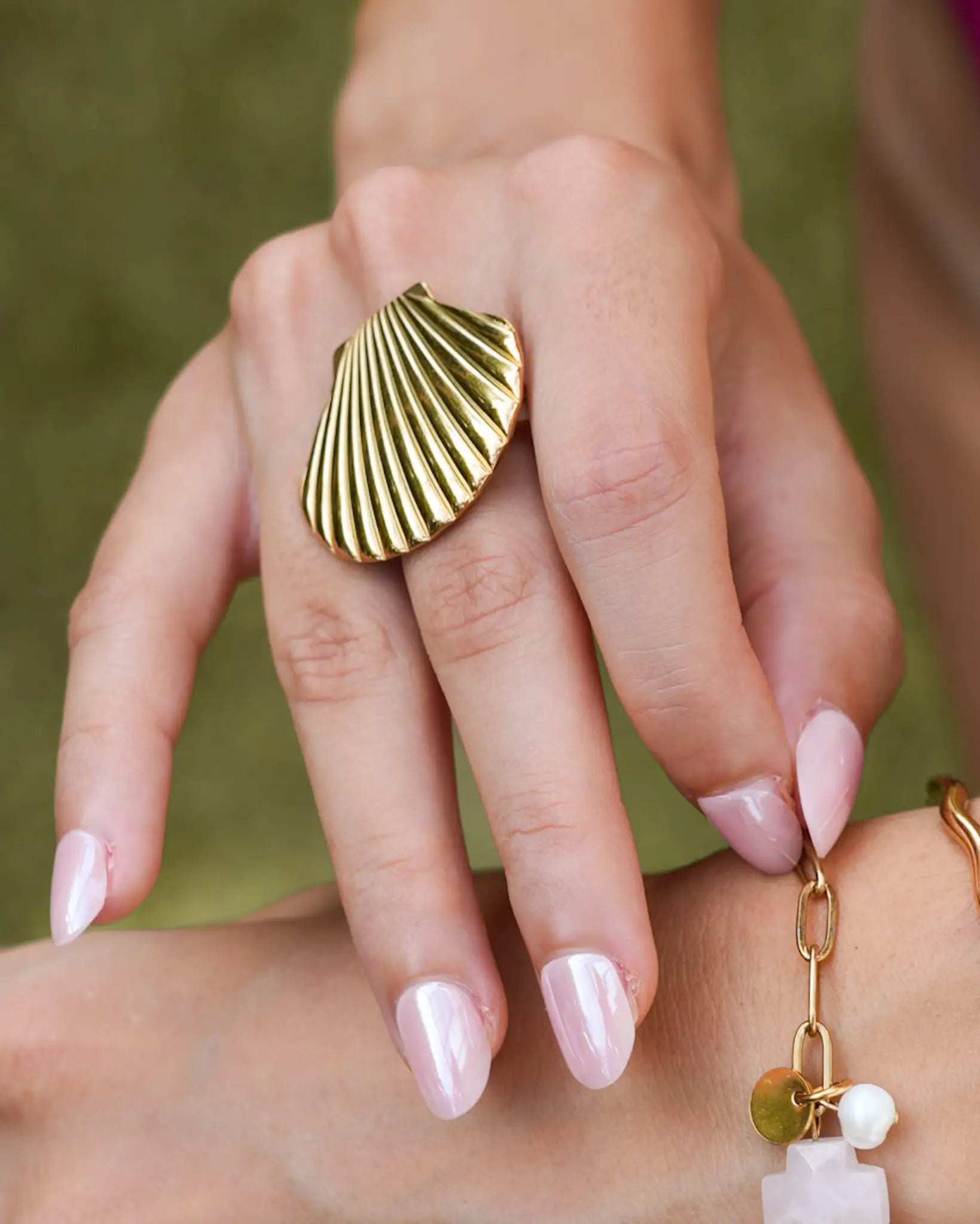Bague Summer avec gros coquillage doré en acier inoxydable, bijou ajustable estival de Maye-Mayé à La Réunion en France
