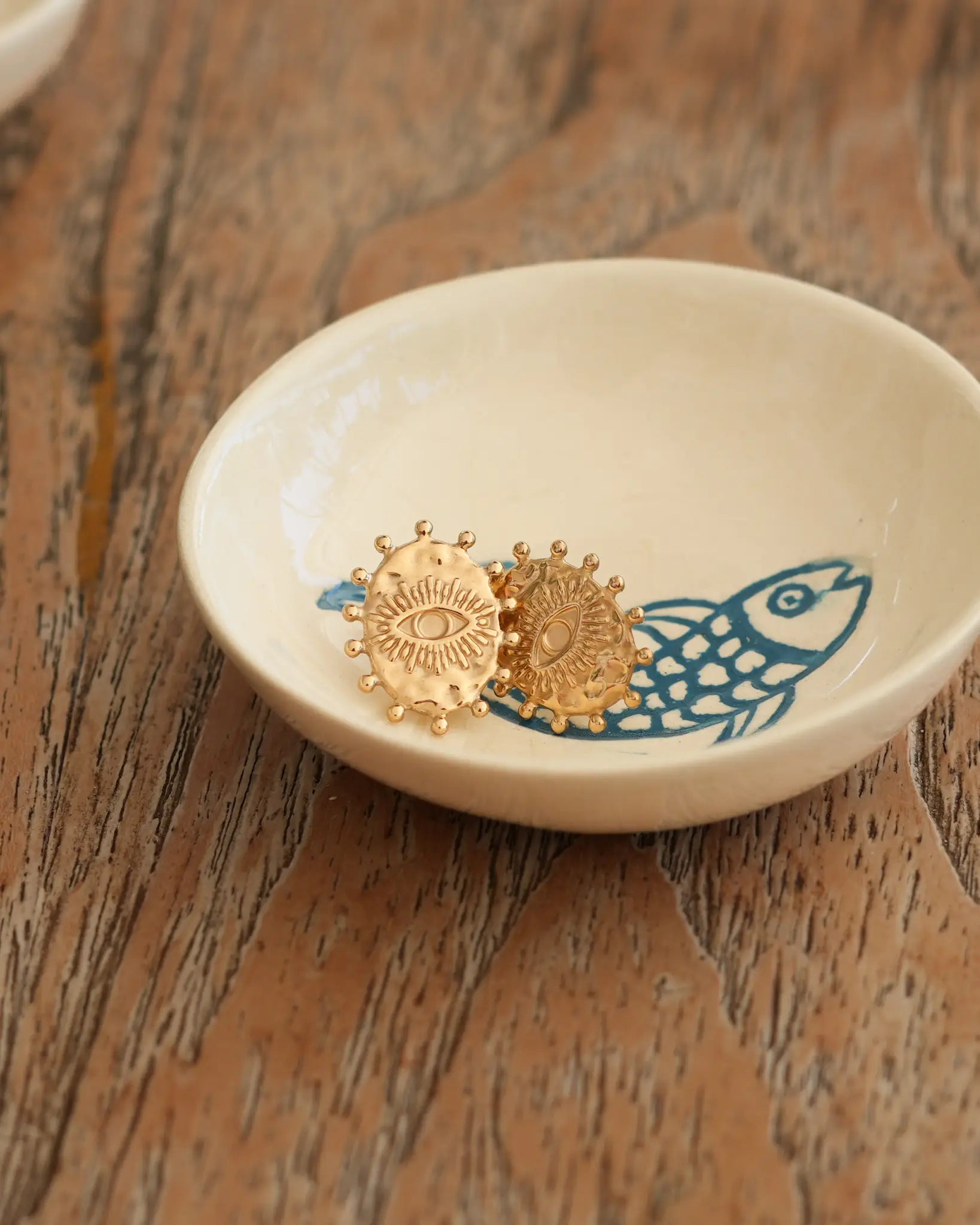 Boucles d'oreille Anouk oeil protecteur en acier inoxydable doré de la marque réunionnaise maye-mayé