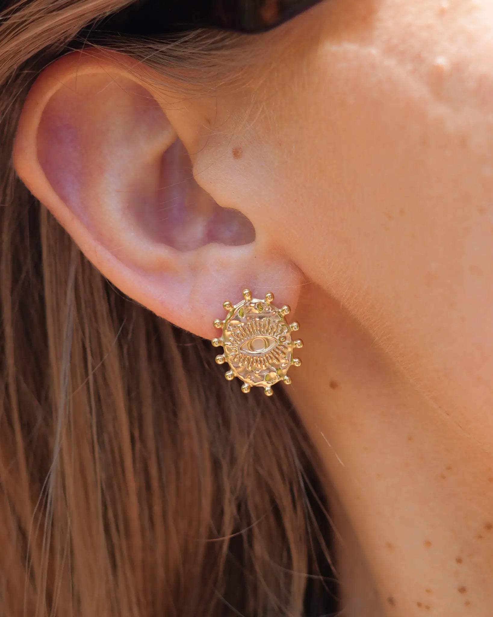 Boucles d'oreille Anouk oeil protecteur en acier inoxydable doré de la marque réunionnaise maye-mayé