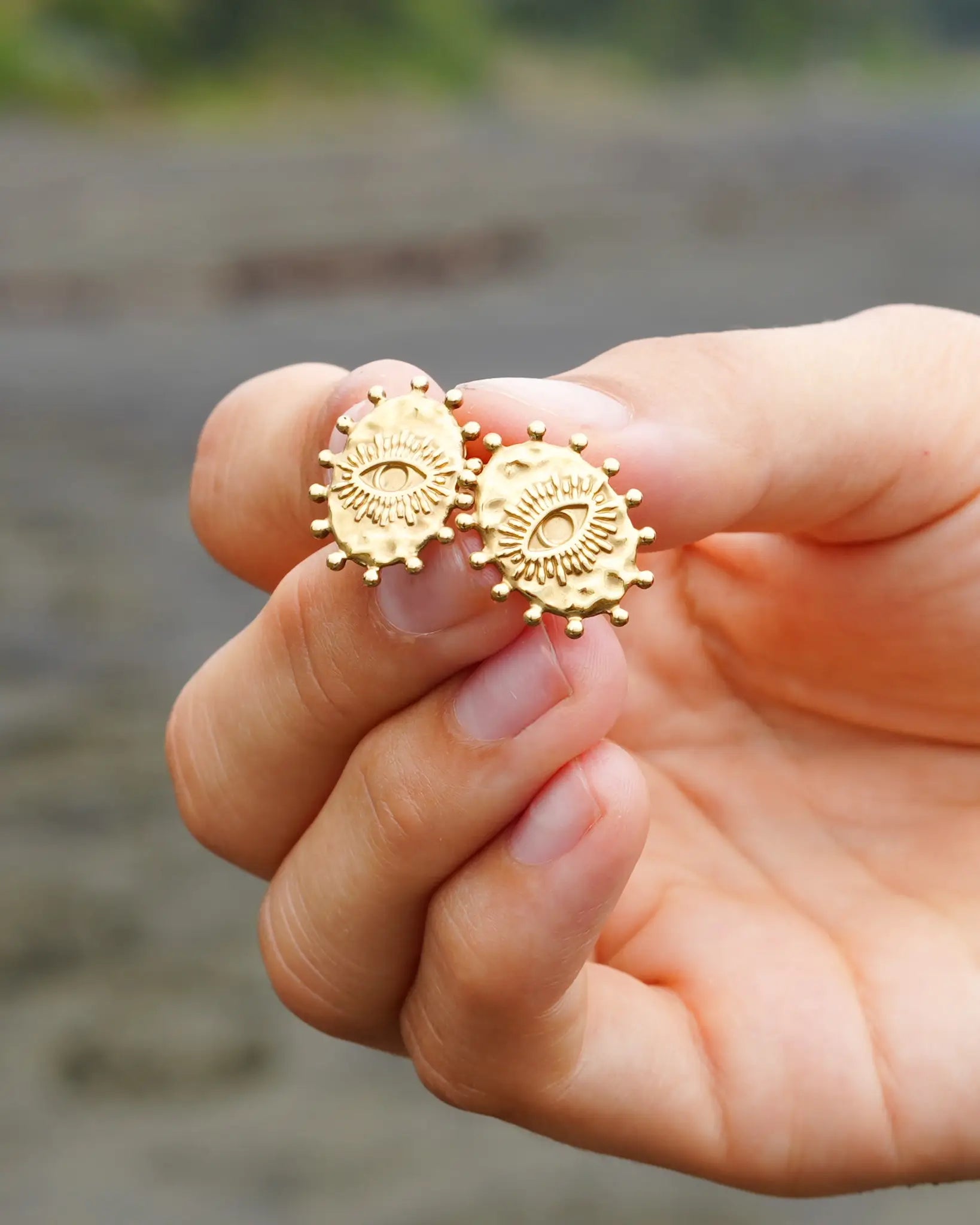 Boucles d'oreille Anouk oeil protecteur en acier inoxydable doré de la marque réunionnaise maye-mayé