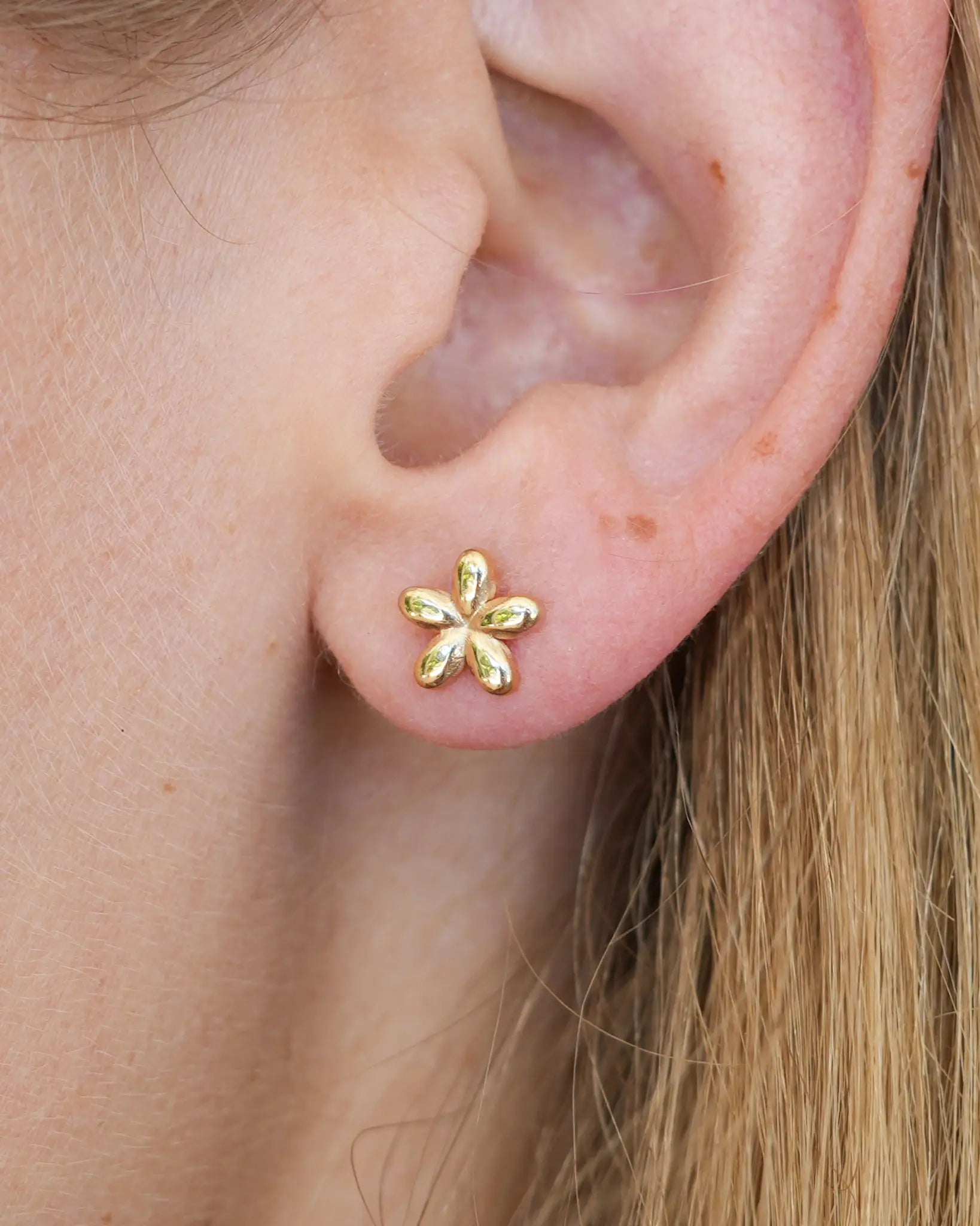 boucles d'oreille Clarisse fleurs piercing en acier inoxydable Maye-Mayé bijoux réunion