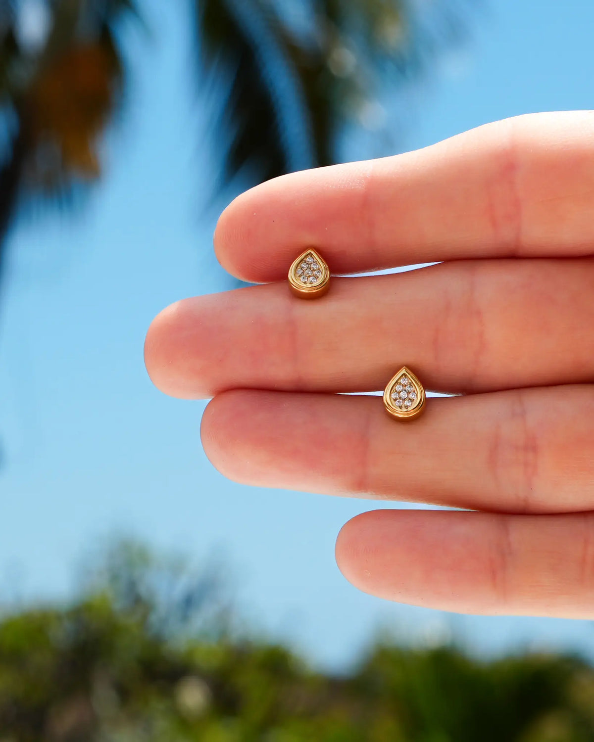 Boucles d'oreille Pauline en forme de goutte en acier inoxydable plqué or et strass de la marque Maye-Mayé bijou réunion