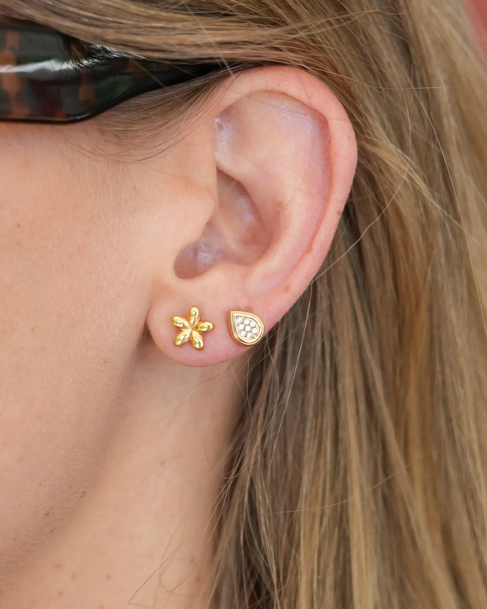 Boucles d'oreille Pauline en forme de goutte en acier inoxydable plqué or et strass de la marque Maye-Mayé bijou réunion