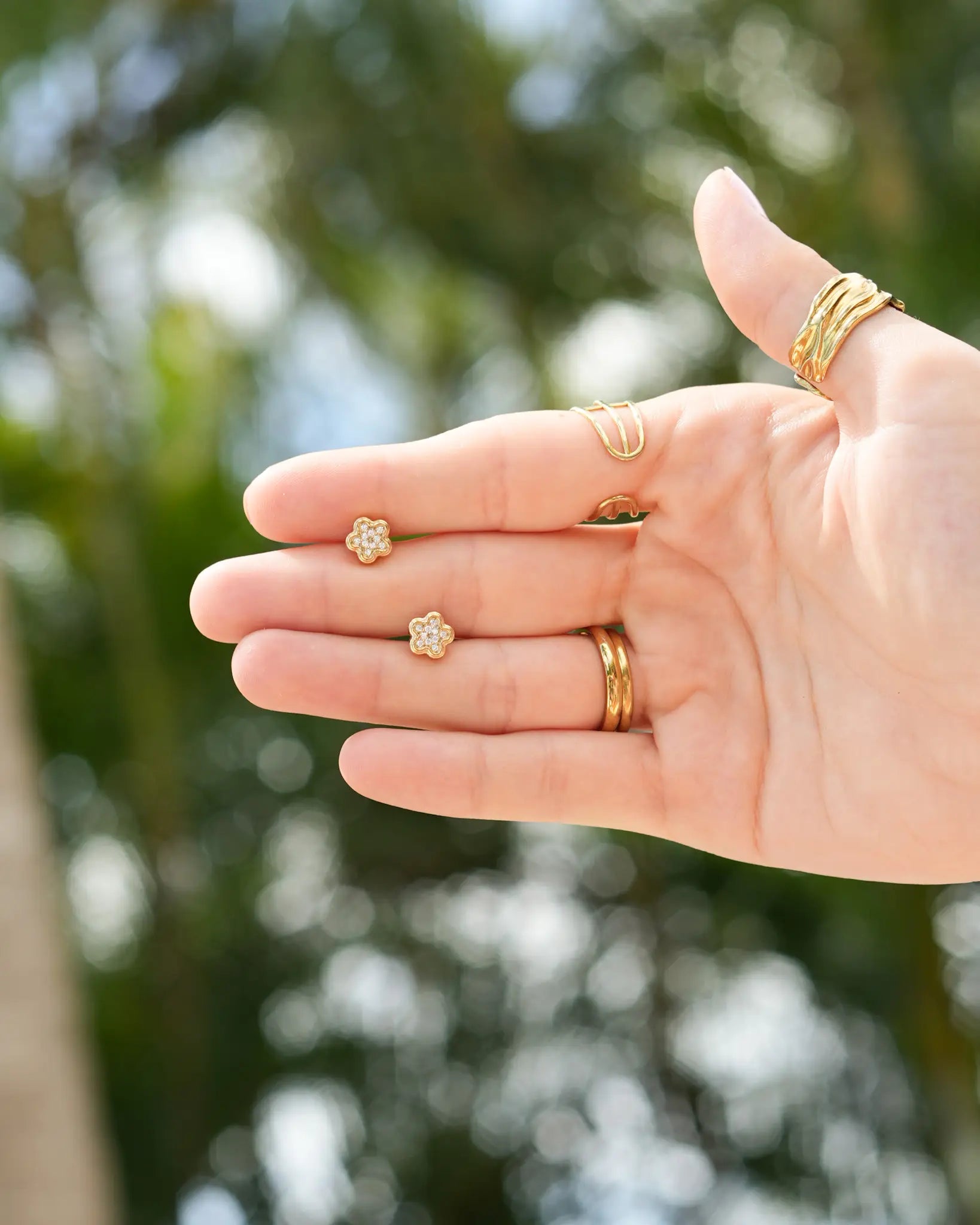 boucles d'oreille Sakura fleurs et strass de la marque réunionnaise Maye-Mayé