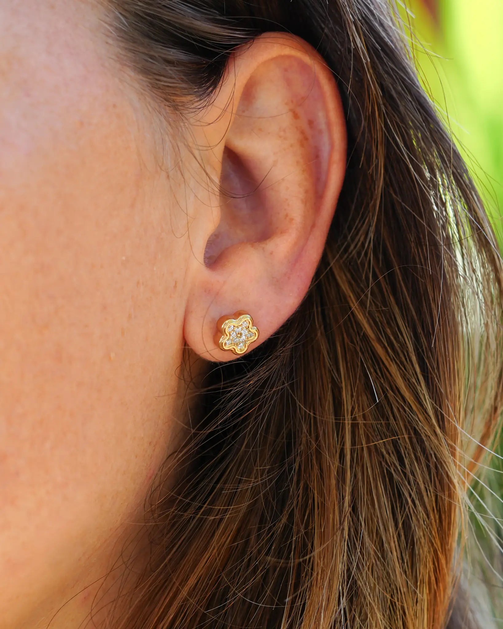 boucles d'oreille Sakura fleurs et strass de la marque réunionnaise Maye-Mayé