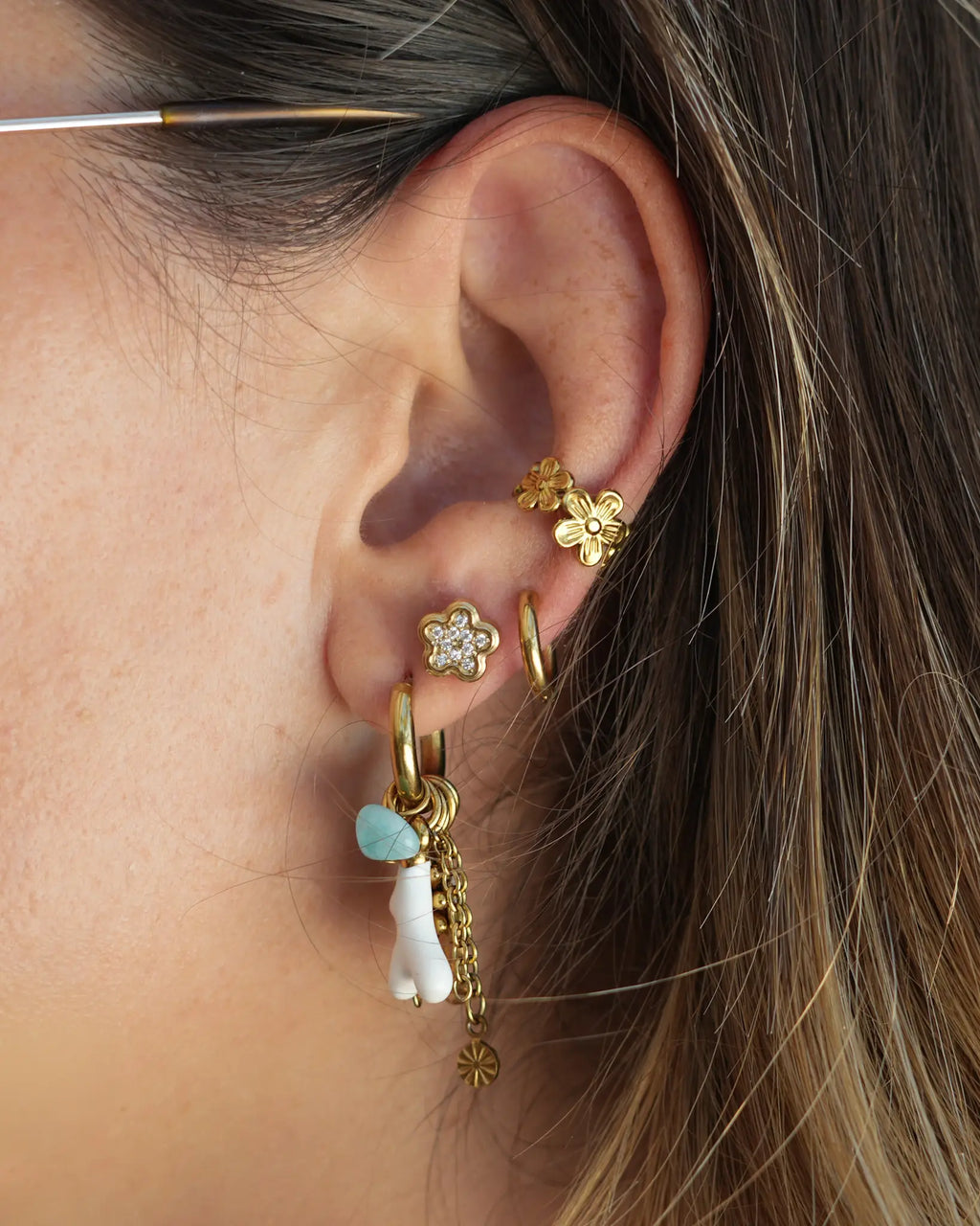 boucles d'oreille Sakura fleurs et strass de la marque réunionnaise Maye-Mayé