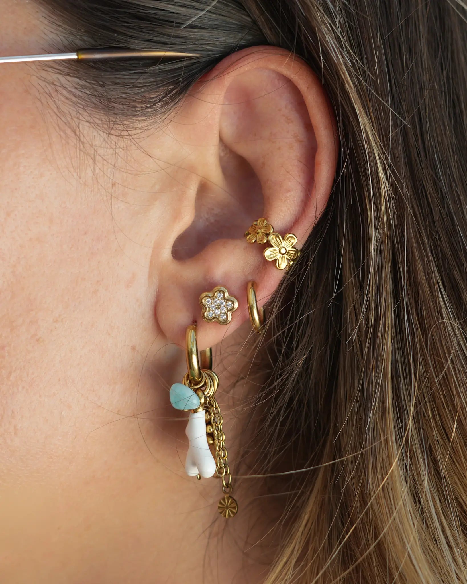 boucles d'oreille Sakura fleurs et strass de la marque réunionnaise Maye-Mayé