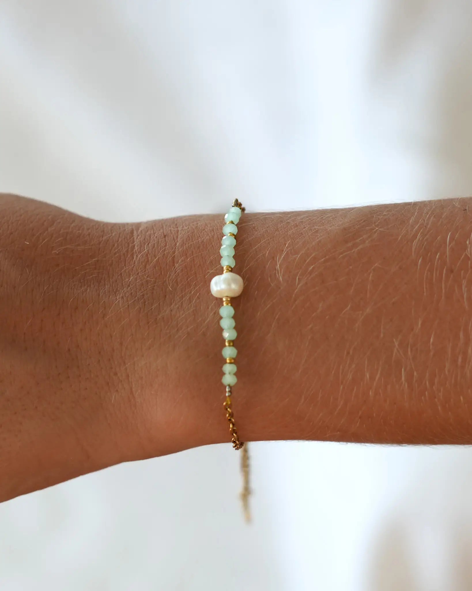 Bracelet Celia avec perle d’eau douce, perles bleu clair et dorées, sur chaîne fine dorée, bijou fait main à La Réunion en France par Maye-Mayé