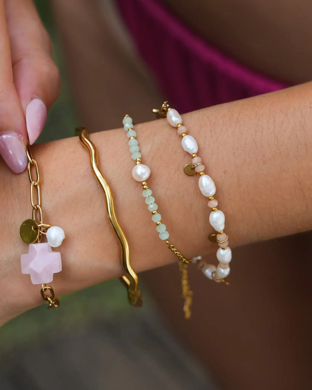 Bracelet Celia avec perle d’eau douce, perles bleu clair et dorées, sur chaîne fine dorée, bijou fait main à La Réunion en France par Maye-Mayé