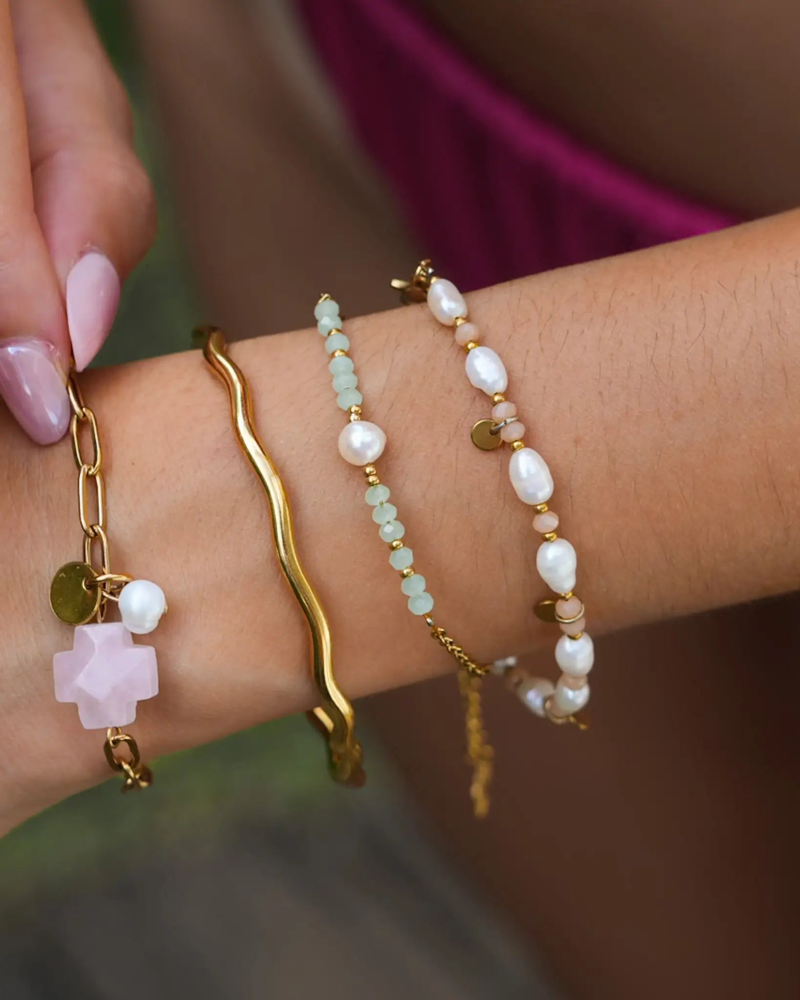Bracelet Celia avec perle d’eau douce, perles bleu clair et dorées, sur chaîne fine dorée, bijou fait main à La Réunion en France par Maye-Mayé