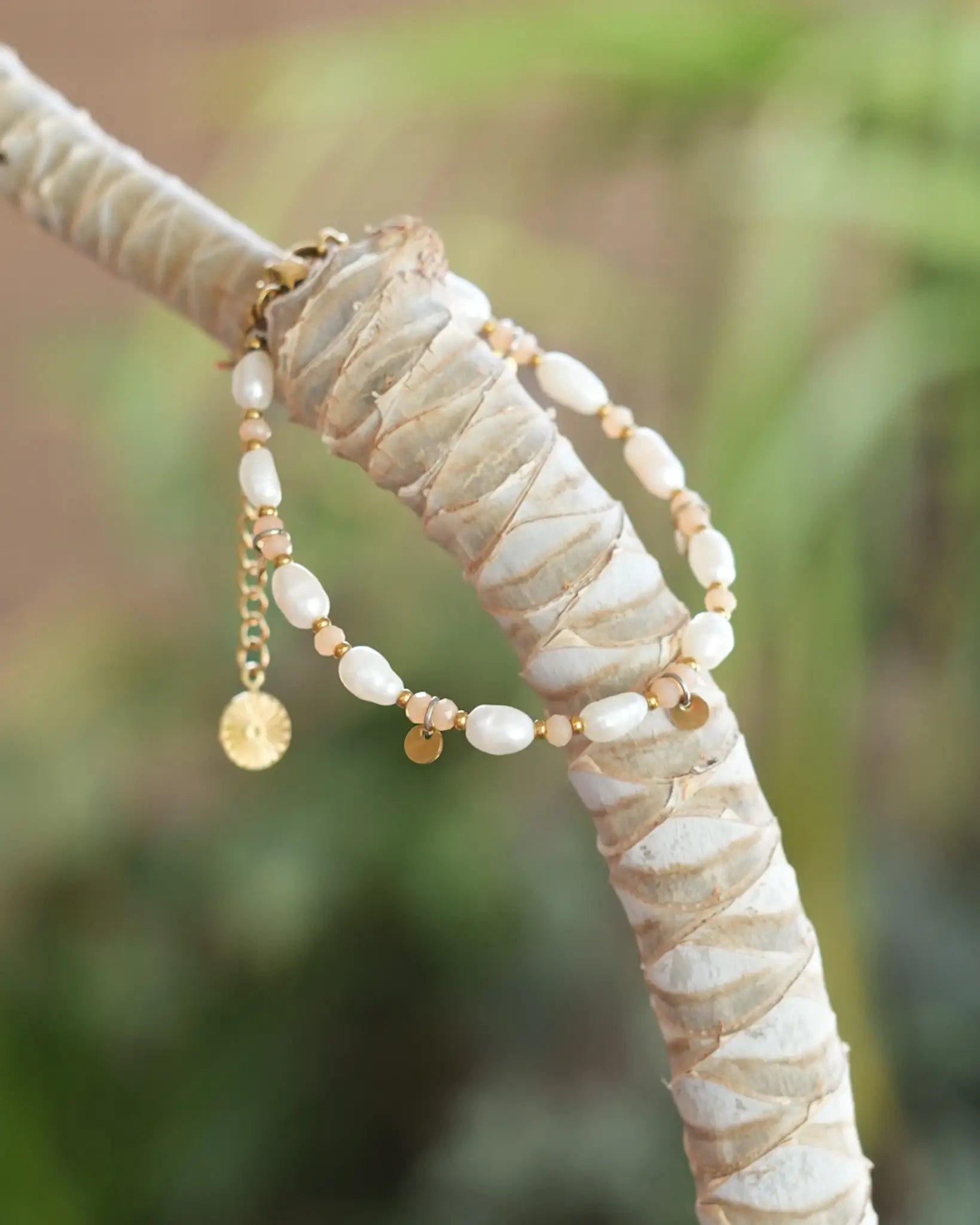 Bracelet Emeline en perles d’eau douce, perles roses et breloques dorées. Bijou fait main à La Réunion, en France par Maye-Mayé