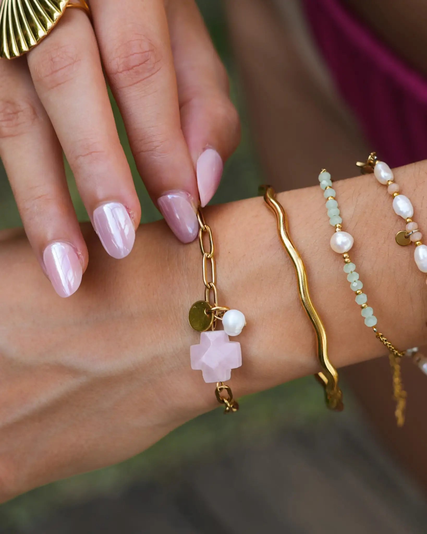 Bracelet Neela avec croix en quartz rose, perle d’eau douce et chaîne dorée, bijou en acier inoxydable fait main à La Réunion en France